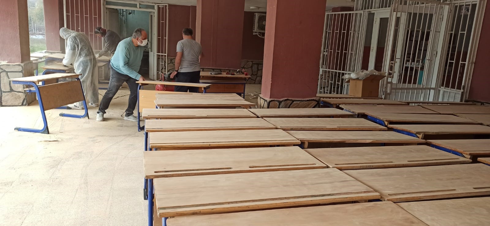Ödemiş'te öğretmenler okullarını elleriyle yeniliyor
