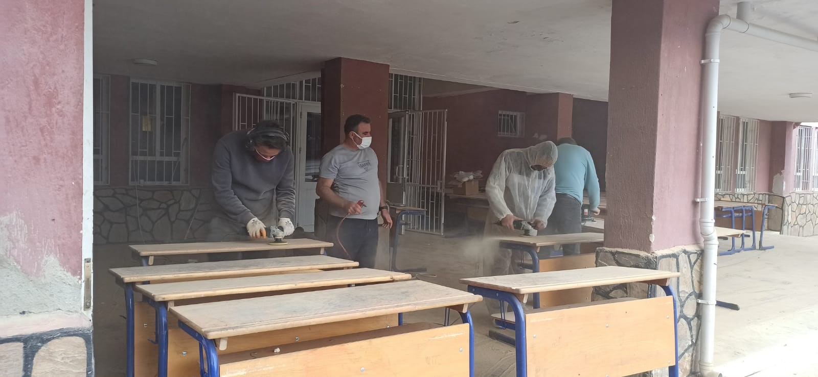 Ödemiş'te öğretmenler okullarını elleriyle yeniliyor
