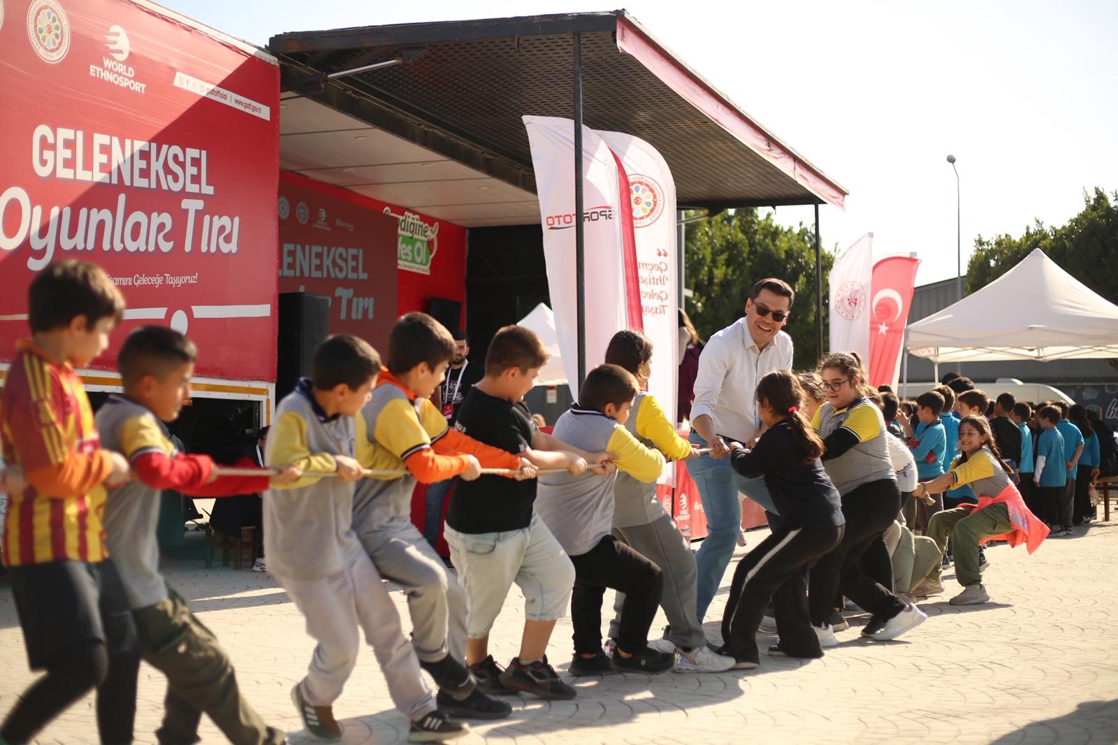 Bir tır dolusu mutluluk Manisa’ya geliyor