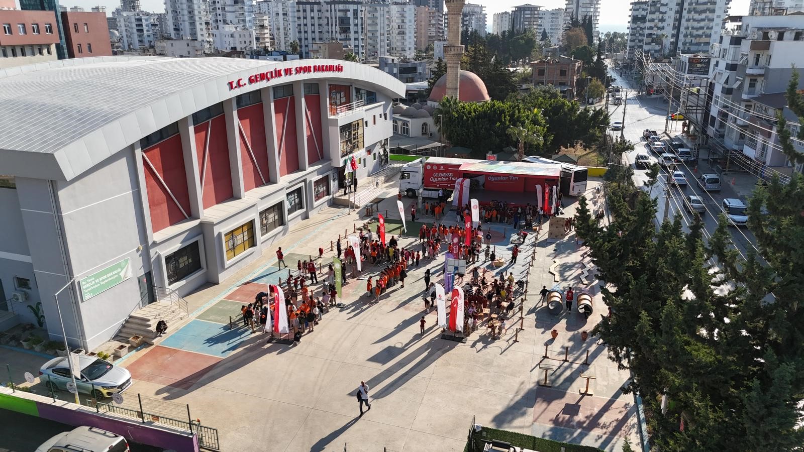 Bir tır dolusu mutluluk Manisa’ya geliyor