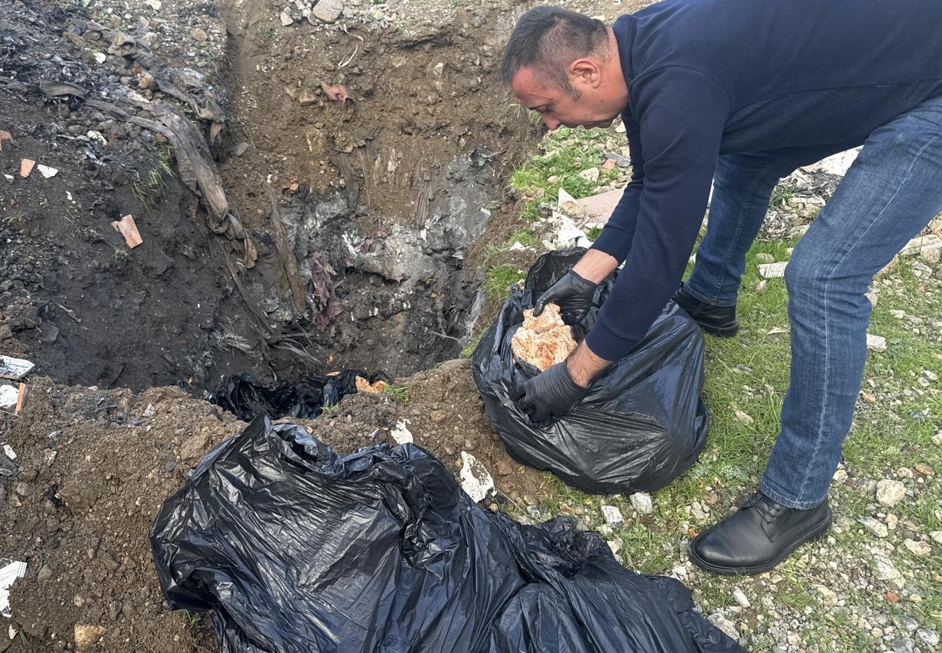 Manisa'da Halk Sağlığını Tehdit Eden İşletme Mühürlendi: 150 Kilo Bozuk Tavuk İmha Edildi