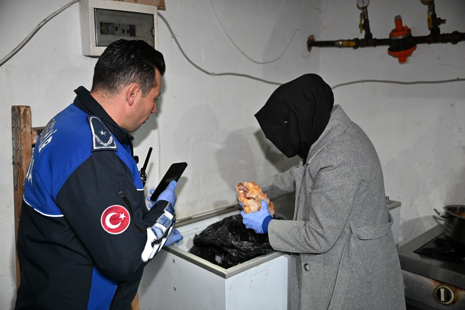 Manisa'da Halk Sağlığını Tehdit Eden İşletme Mühürlendi: 150 Kilo Bozuk Tavuk İmha Edildi