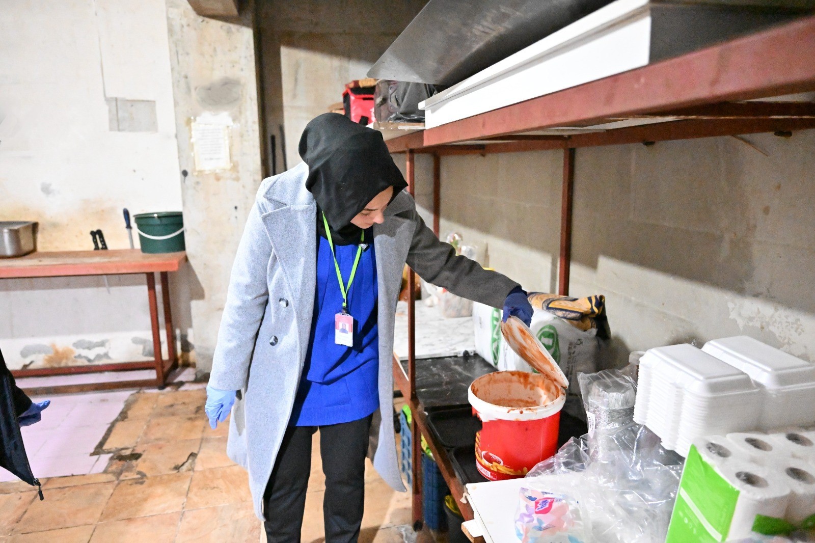 Manisa'da Halk Sağlığını Tehdit Eden İşletme Mühürlendi: 150 Kilo Bozuk Tavuk İmha Edildi