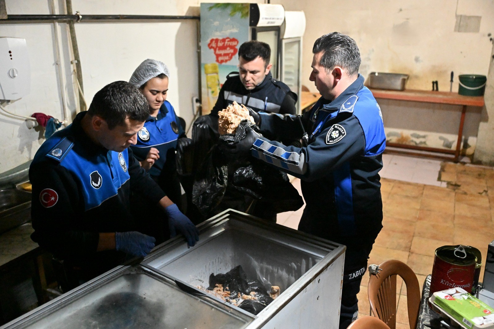 Manisa'da Halk Sağlığını Tehdit Eden İşletme Mühürlendi: 150 Kilo Bozuk Tavuk İmha Edildi
