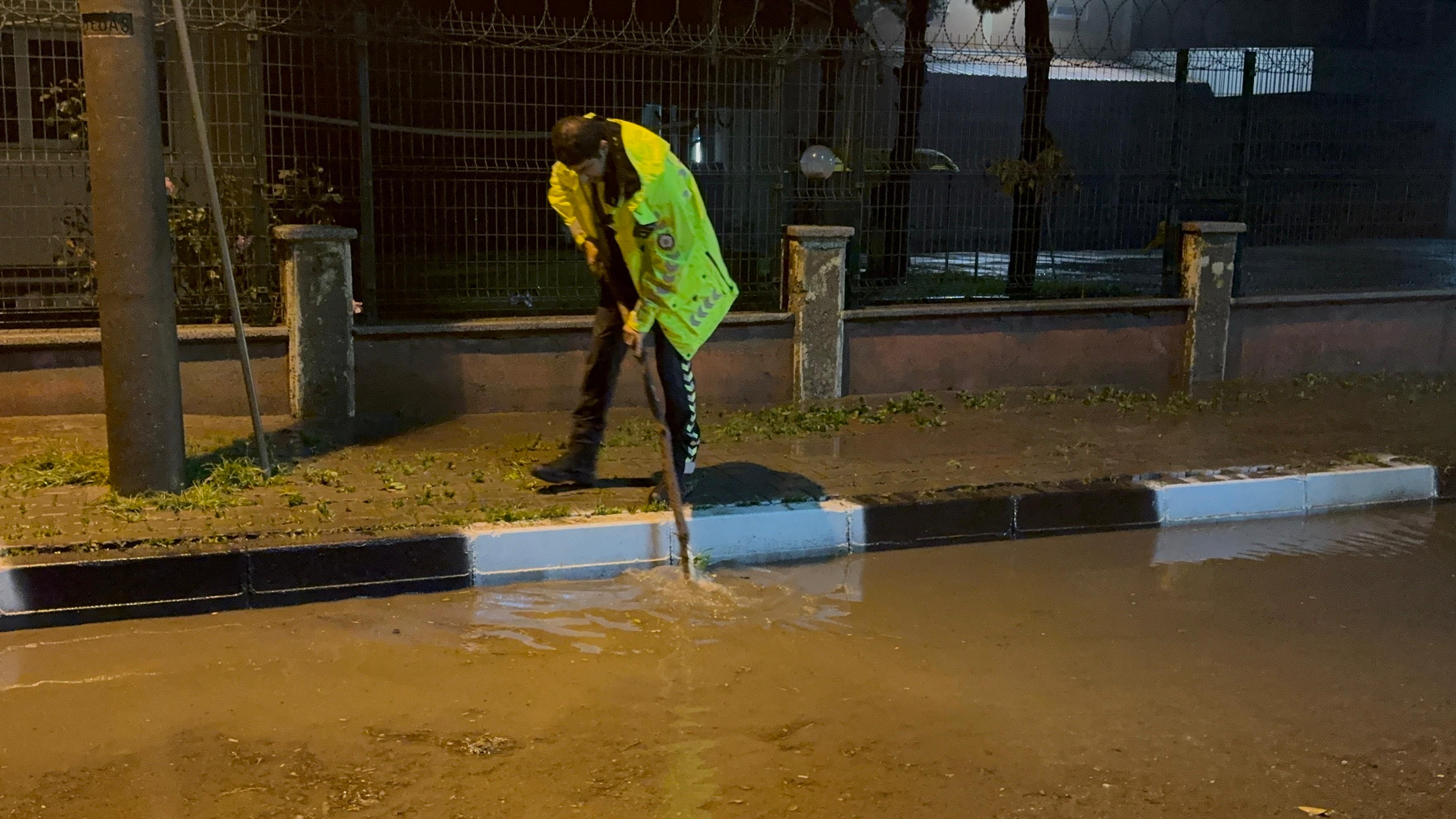 Sağanak nedeniyle yol kapandı, tıkanan rögar kapağını polis ve vatandaş açtı