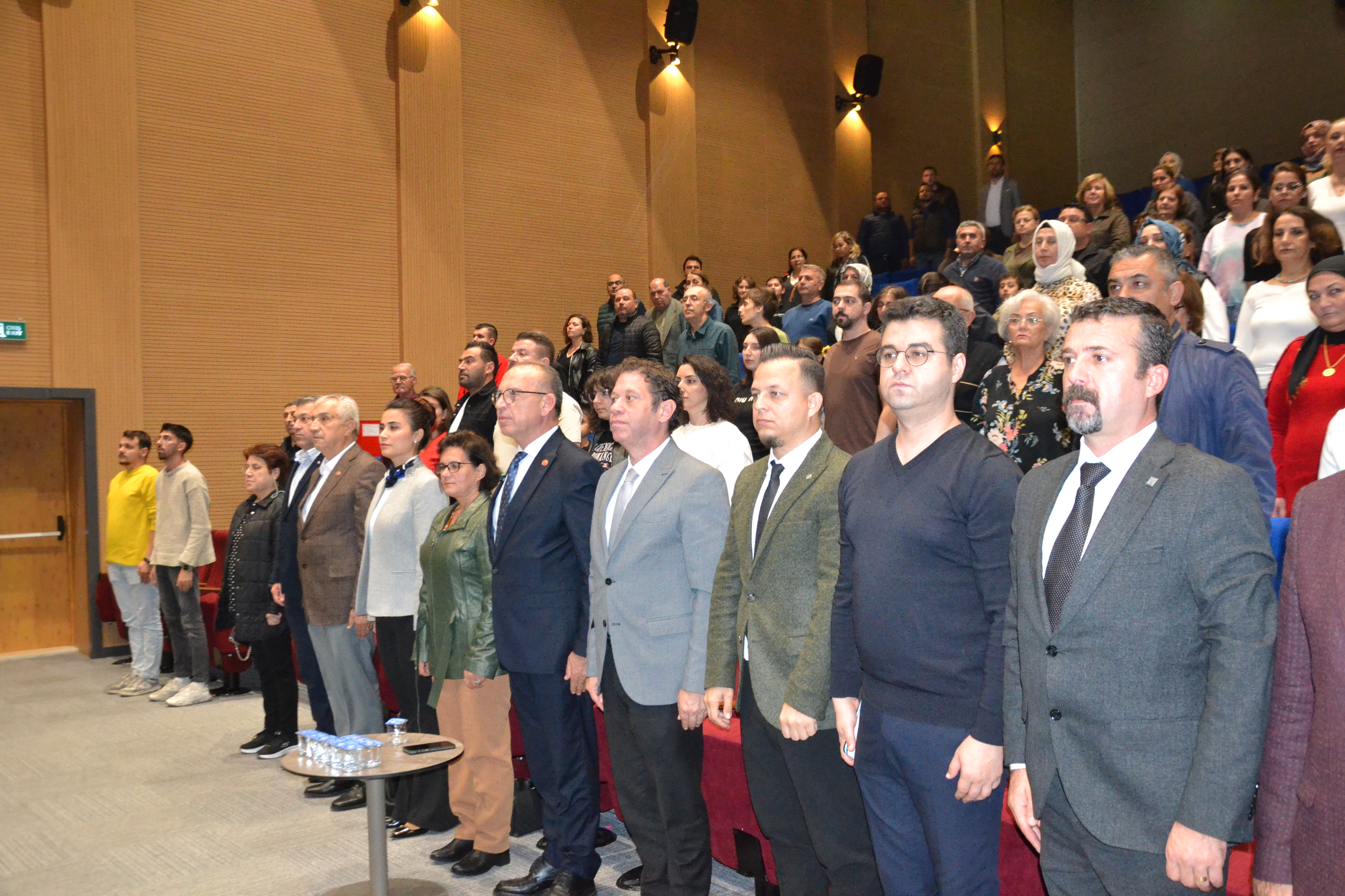 Turgutlu'da Atatürk'ün sevdiği şarkılarla duygu dolu anma gecesi