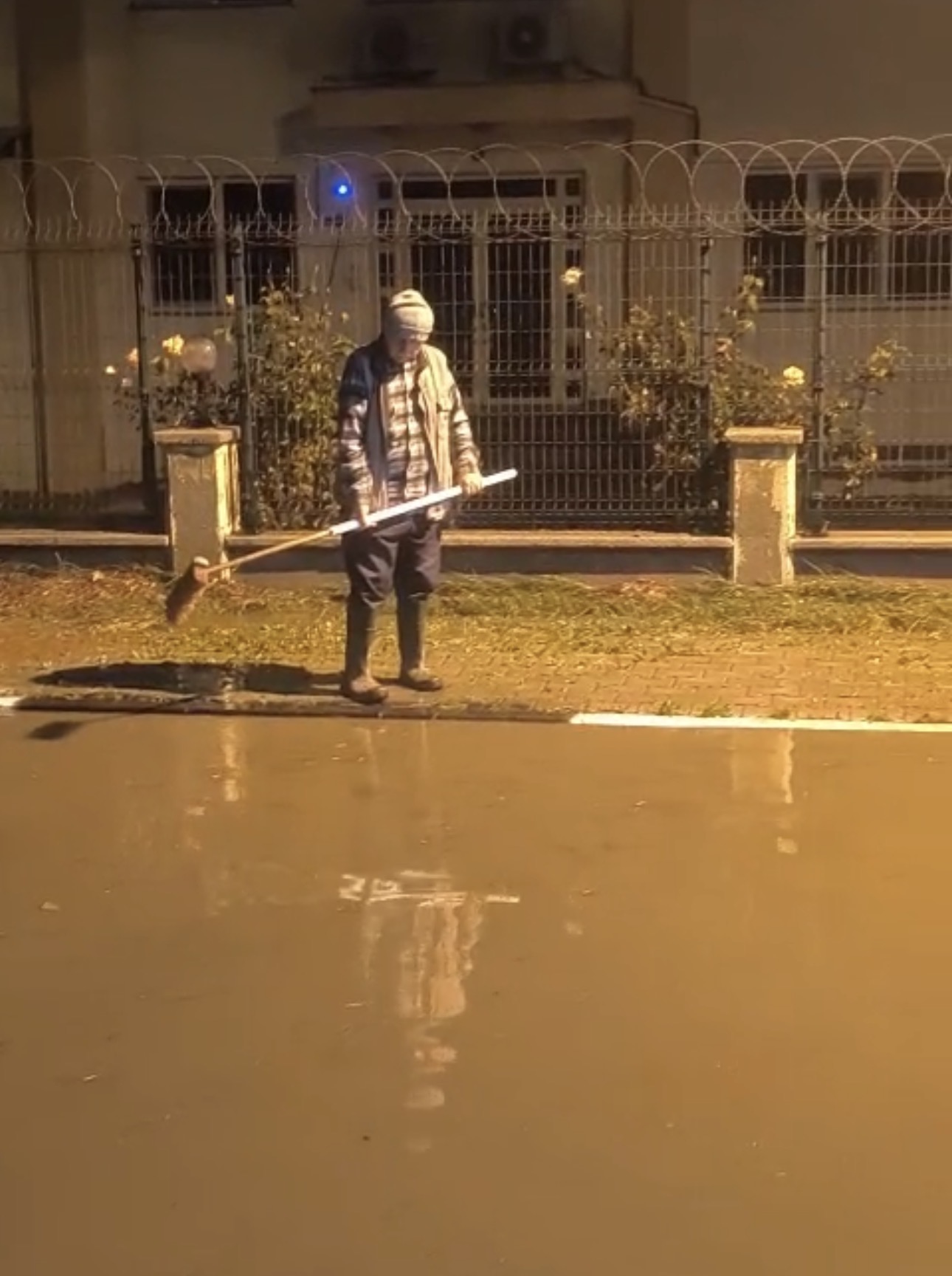 Sağanak nedeniyle yol kapandı, tıkanan rögar kapağını polis ve vatandaş açtı