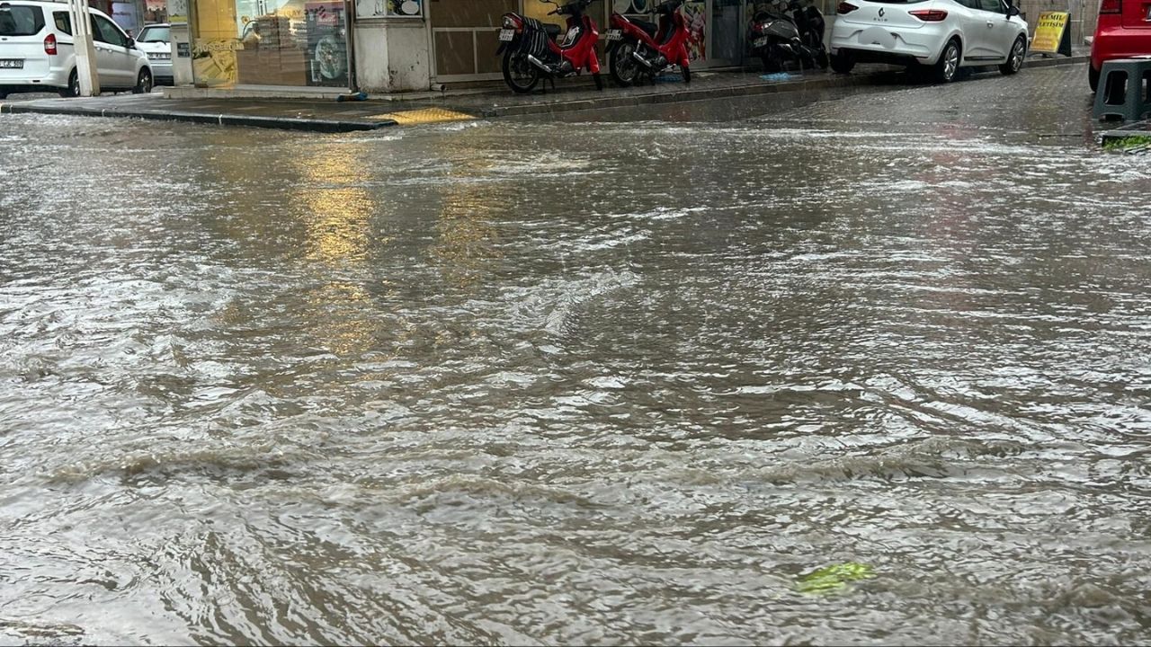 Turgutlu'da yağmur hayatı olumsuz etkiledi: Ev ve sokaklarda su baskını!