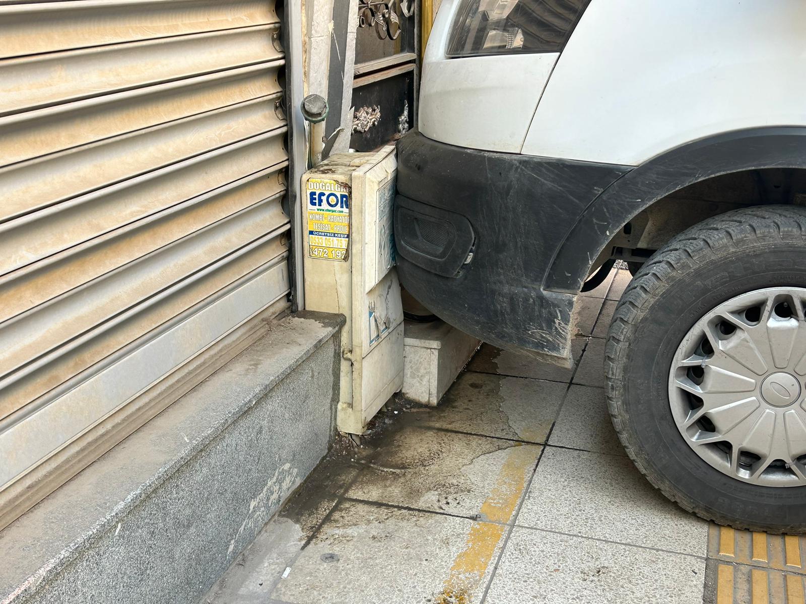 Turgutlu'da Kontrolden Çıkan Araç Doğalgaz Panosuna Çarptı