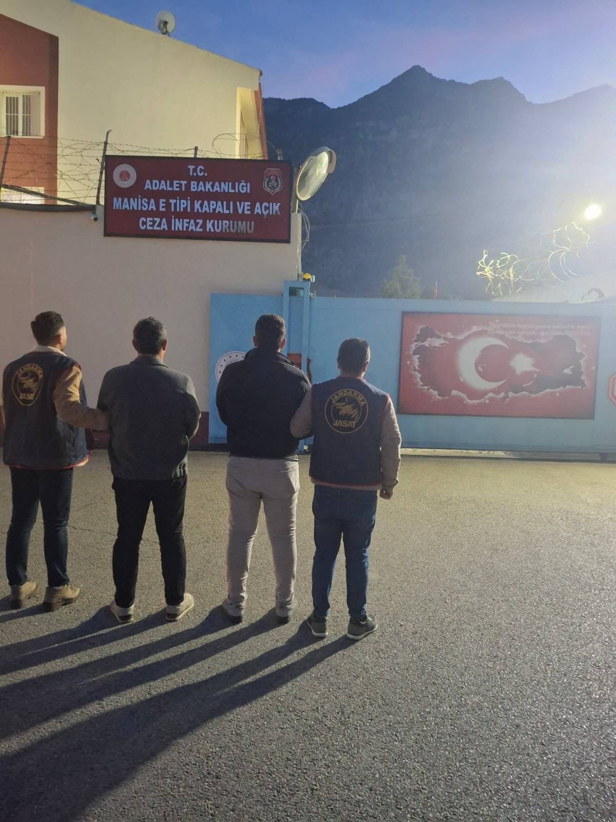 Turgutlu'da 4 firarı hükümlü yakalandı