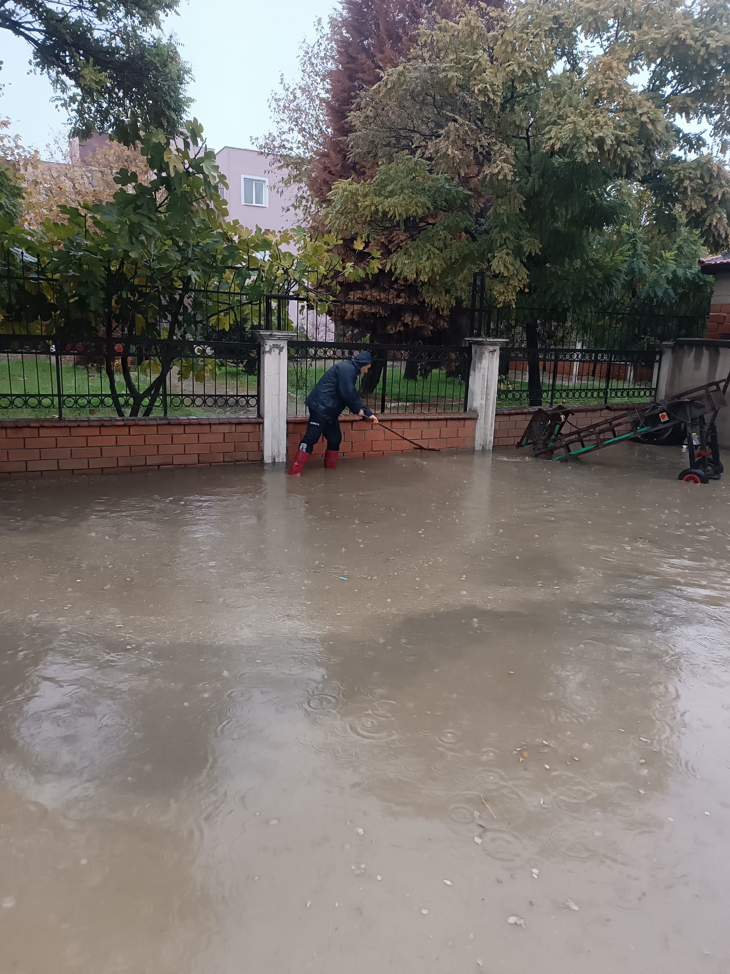 Turgutlu'da yağmur hayatı olumsuz etkiledi: Ev ve sokaklarda su baskını!