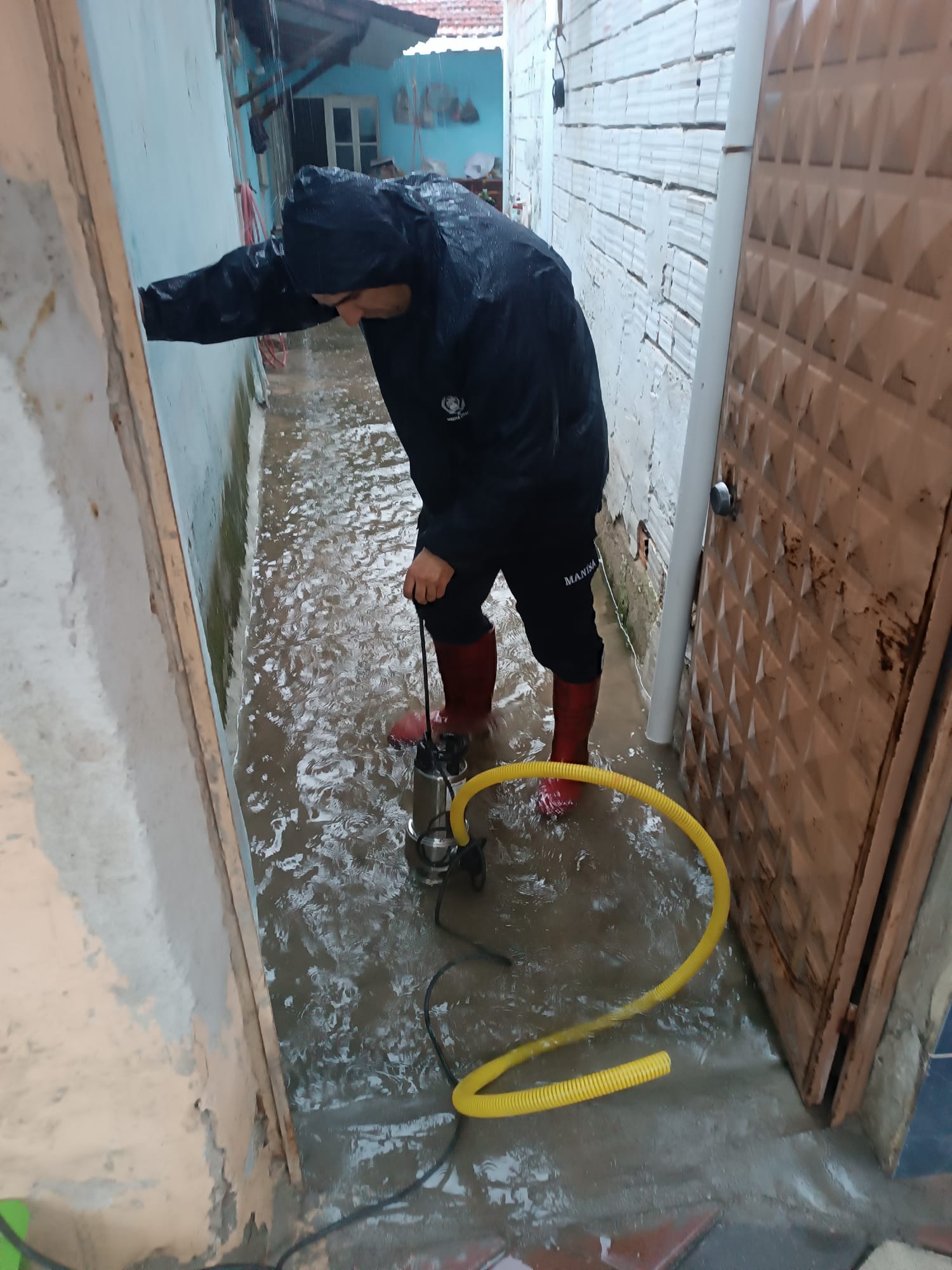 Turgutlu'da yağmur hayatı olumsuz etkiledi: Ev ve sokaklarda su baskını!