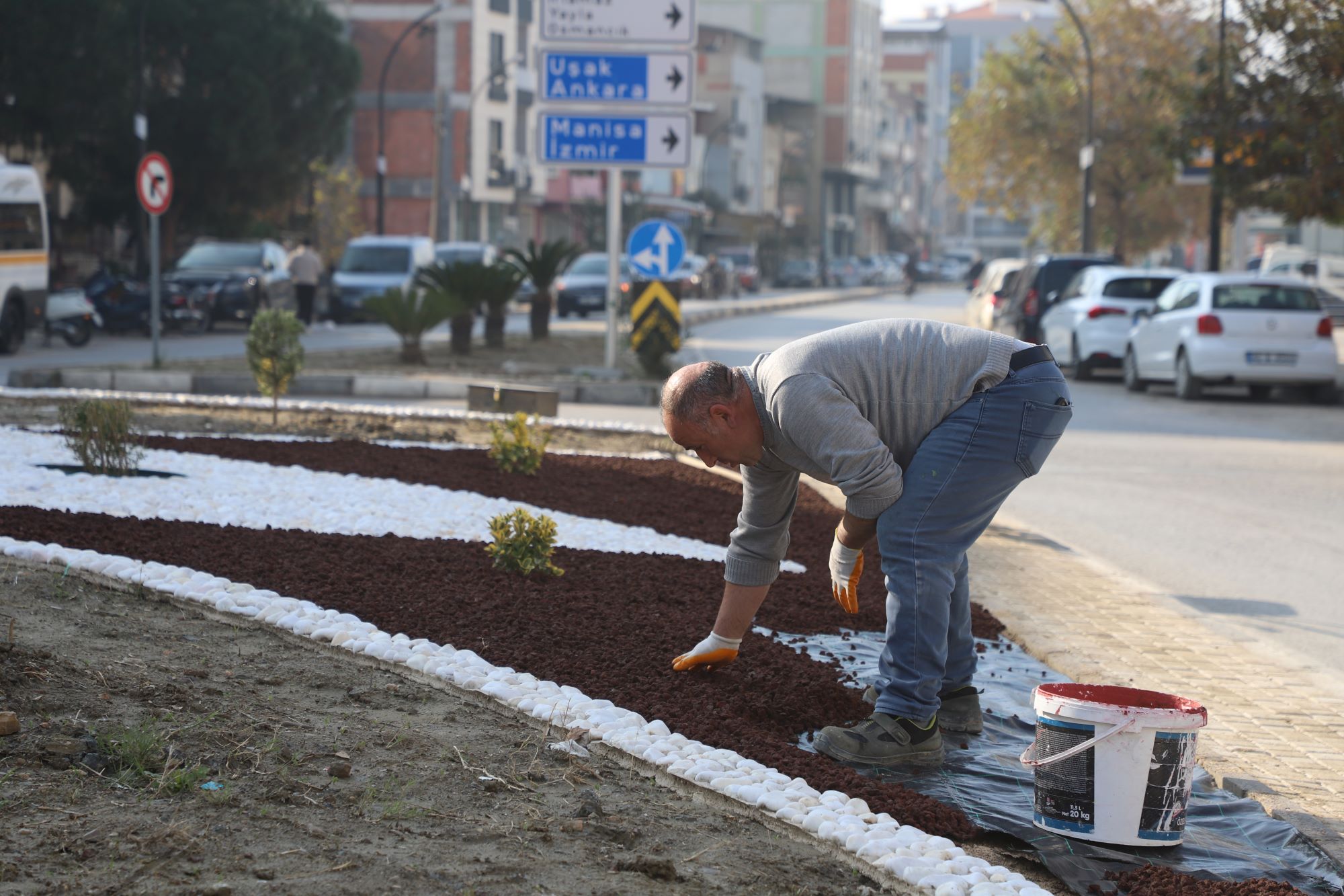 Turgutlu’da Park ve Bahçeler Ekiplerinden Kenti Güzelleştiren Dokunuşlar