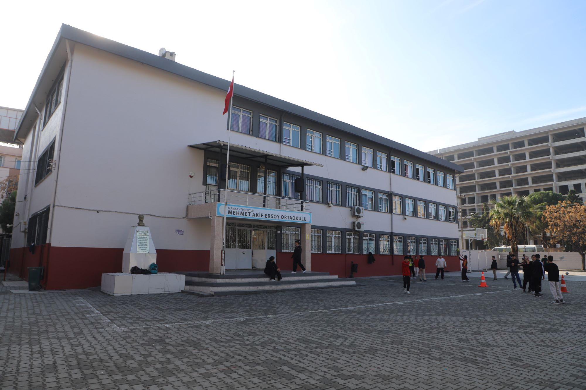 Turgutlu’da Park ve Bahçeler Ekiplerinden Kenti Güzelleştiren Dokunuşlar
