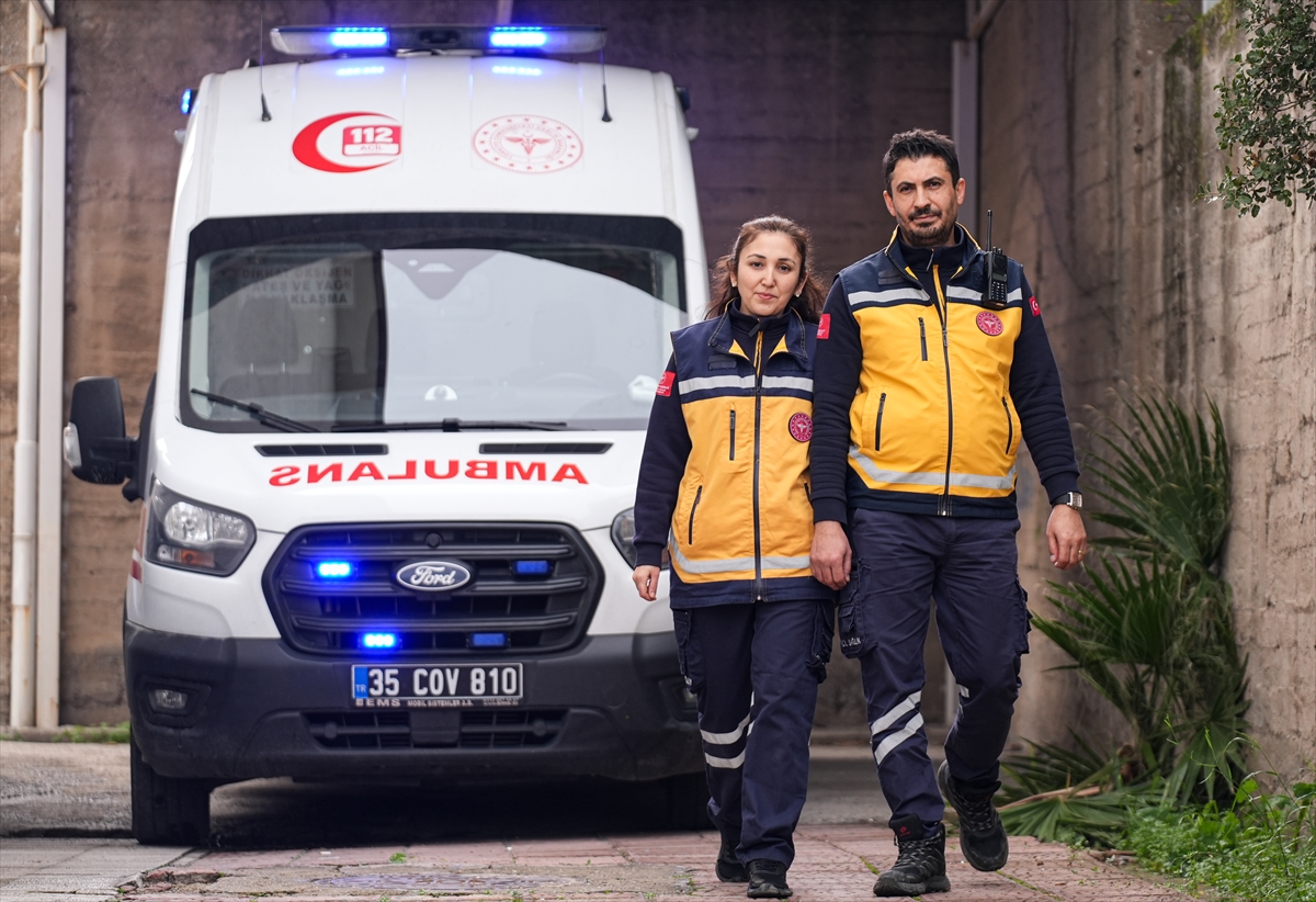 Sağlıkçı çift 8 yıldır aynı ambulansta görev yapıyor