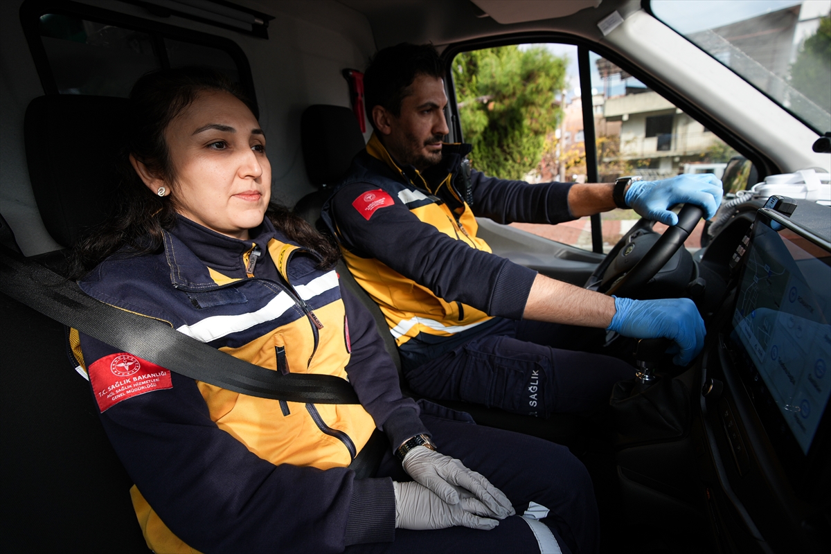 Sağlıkçı çift 8 yıldır aynı ambulansta görev yapıyor
