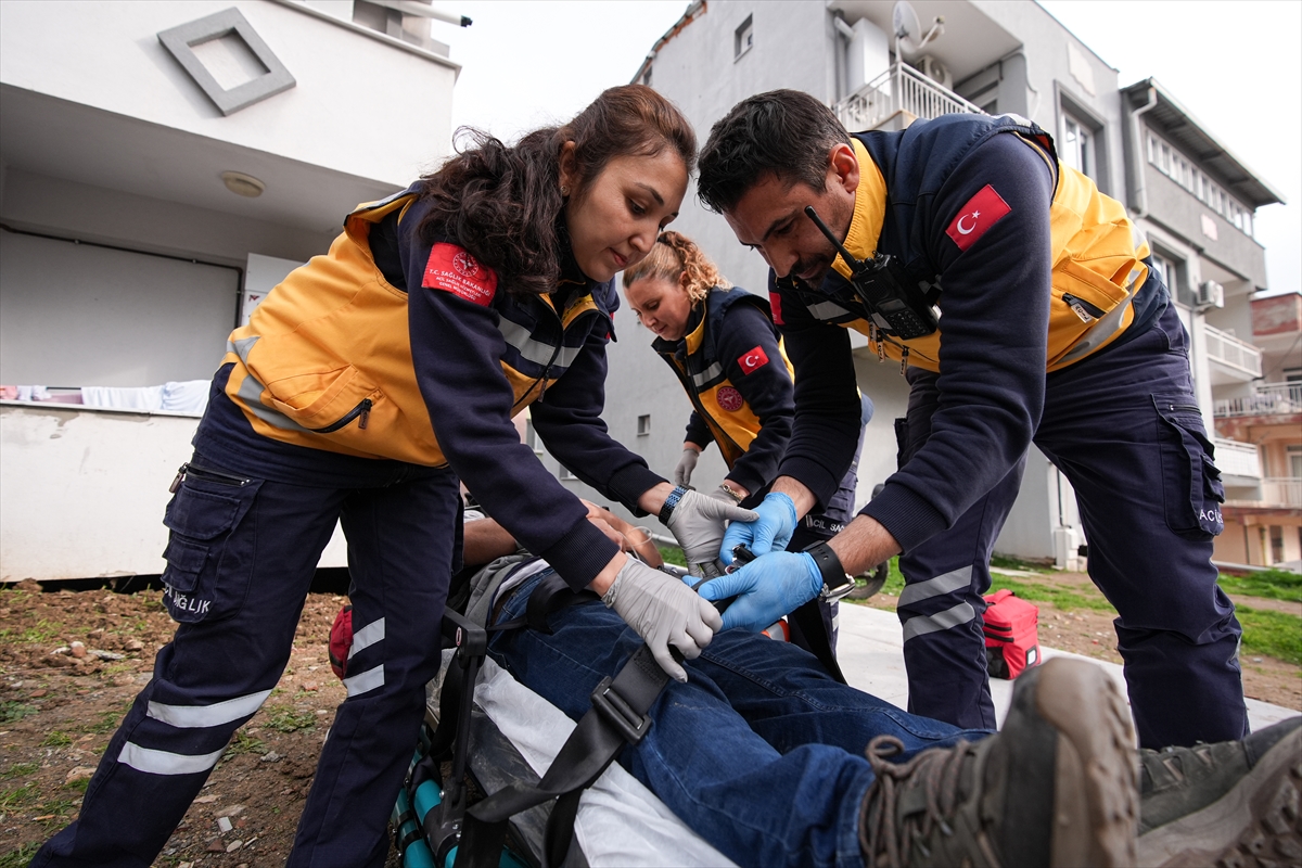 Sağlıkçı çift 8 yıldır aynı ambulansta görev yapıyor