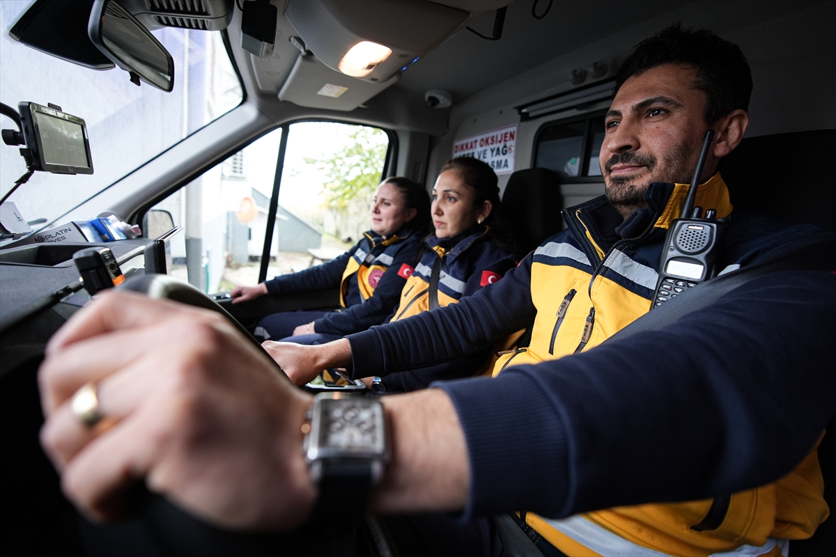 Sağlıkçı çift 8 yıldır aynı ambulansta görev yapıyor