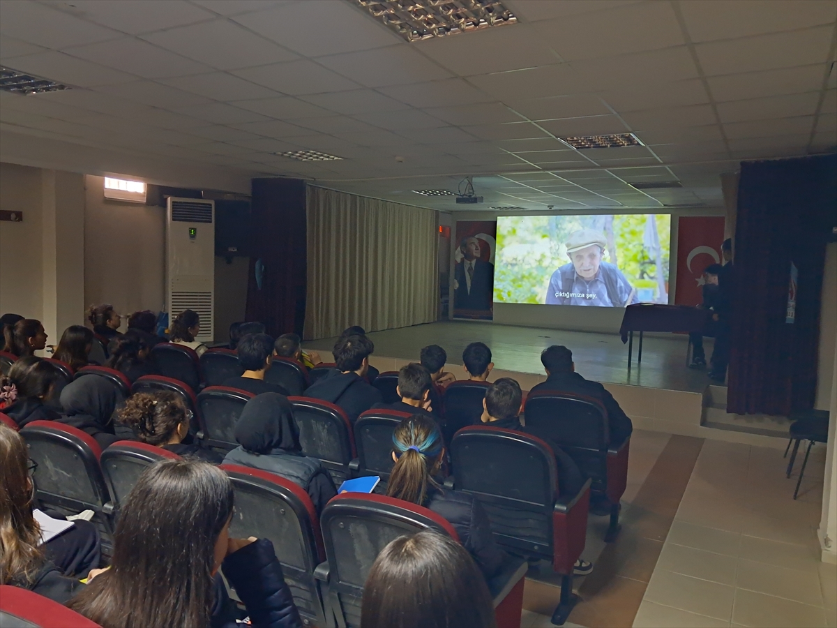 82 yaşındaki görme engelli Raif Dede'nin yaşamını belgeselle anlattılar