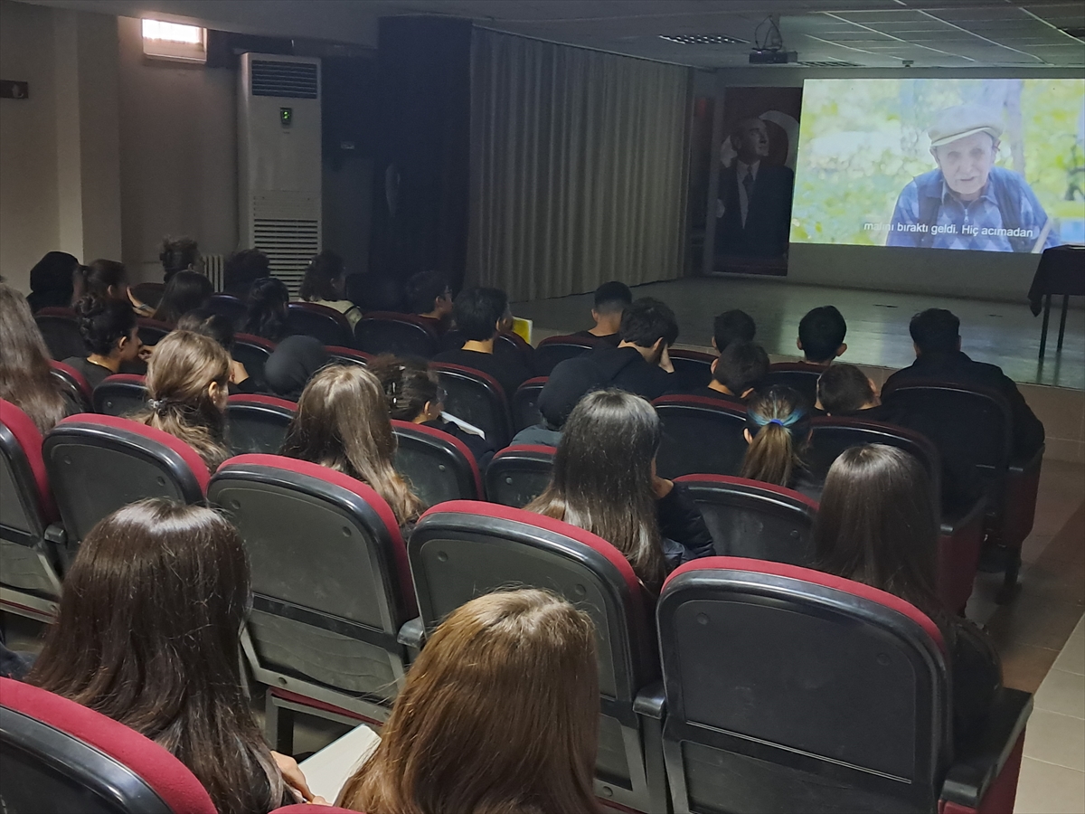 82 yaşındaki görme engelli Raif Dede'nin yaşamını belgeselle anlattılar