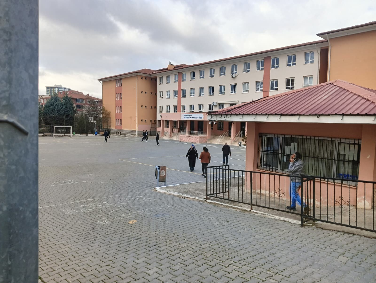 Voleybol takımındaki öğrencilere cinsel organının fotoğrafını gönderen öğretmen tutuklandı