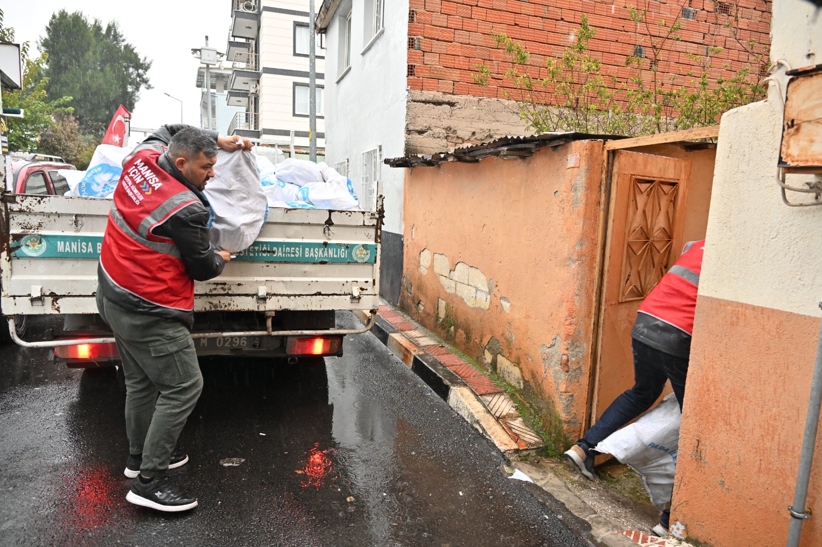 Manisa’da İhtiyaç Sahiplerine Yakacak Odun Desteği