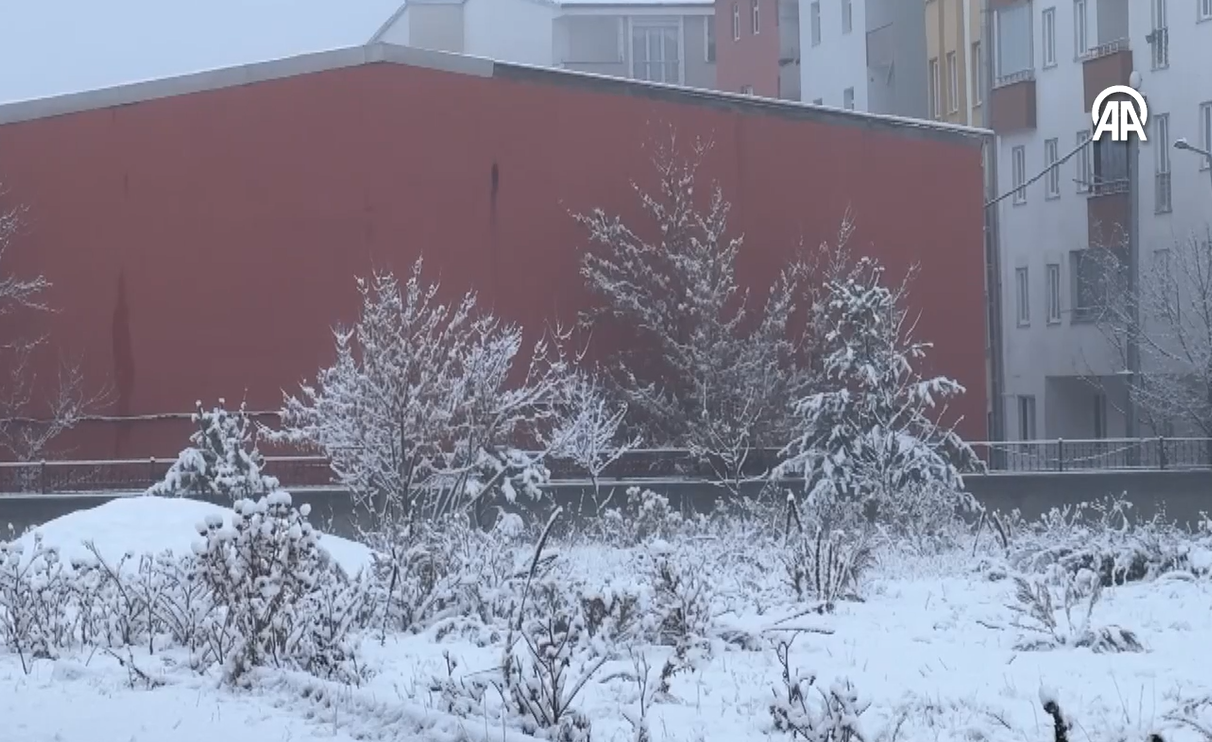 O illerde kar yağışı etkili oldu, sokaklar beyaza büründü!