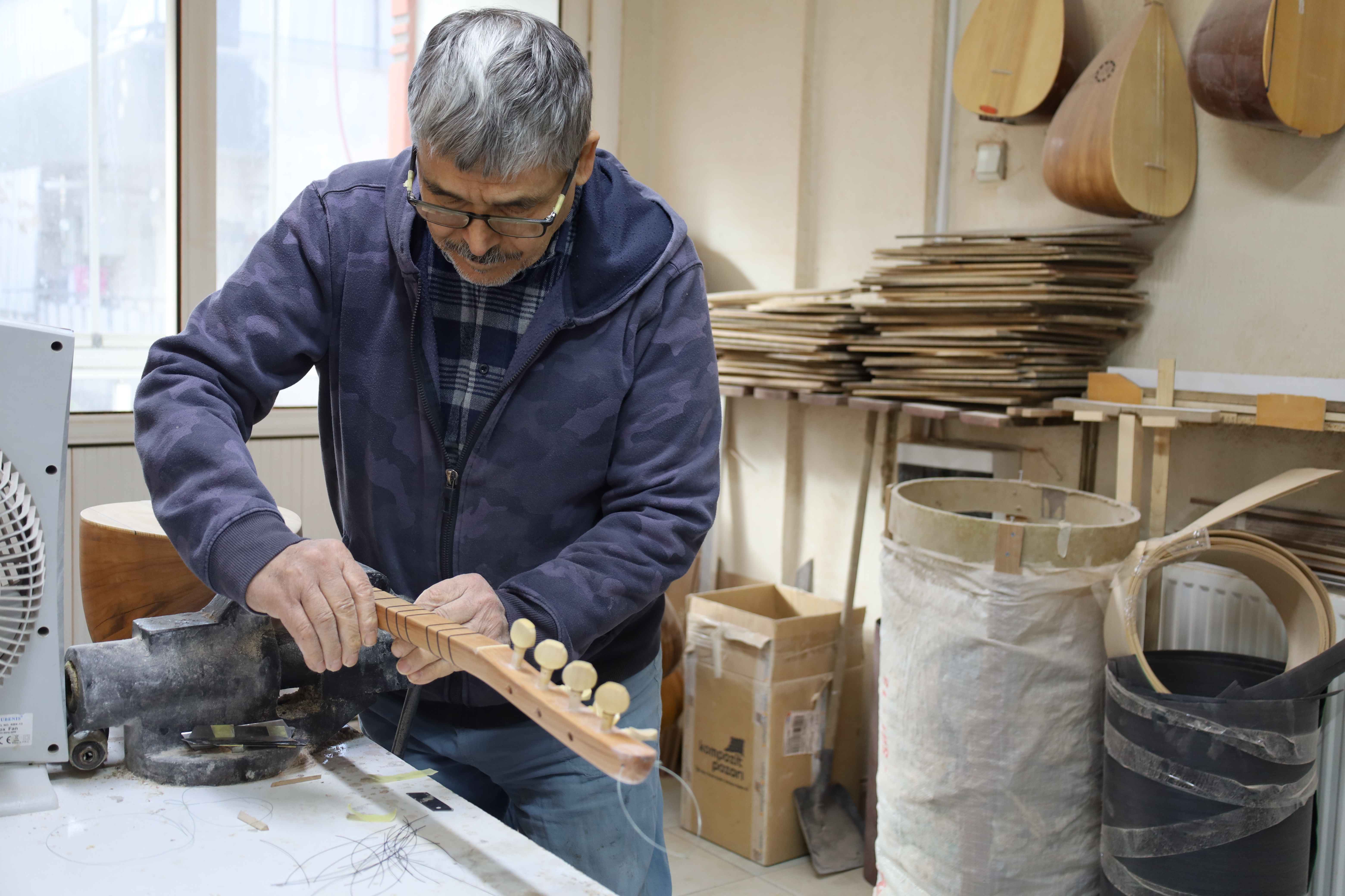 Turgutlu’da 45 Yıllık Bağlama Ustası, Sanatını Kızıyla Geleceğe Taşıyor