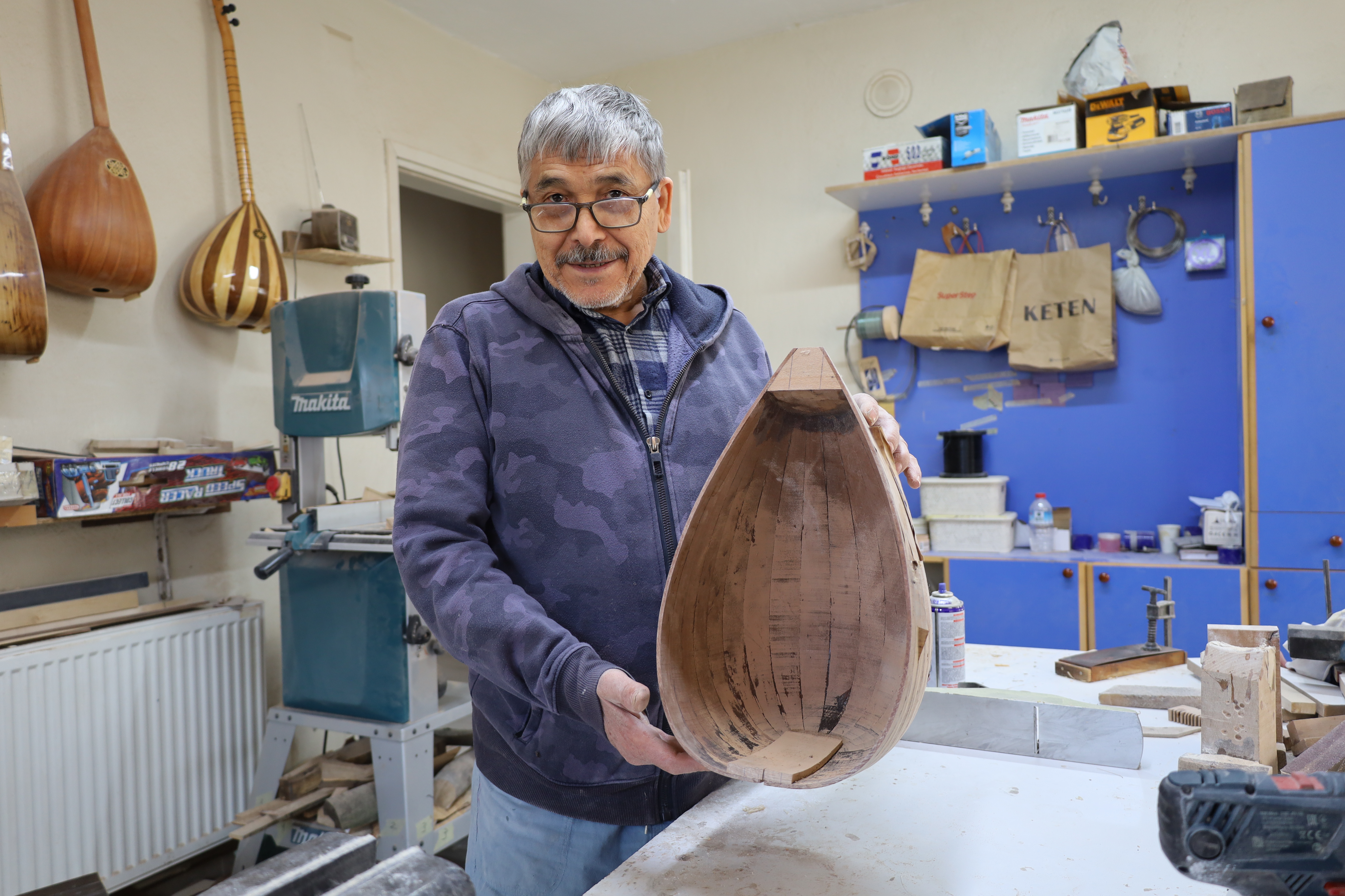 Turgutlu’da 45 Yıllık Bağlama Ustası, Sanatını Kızıyla Geleceğe Taşıyor