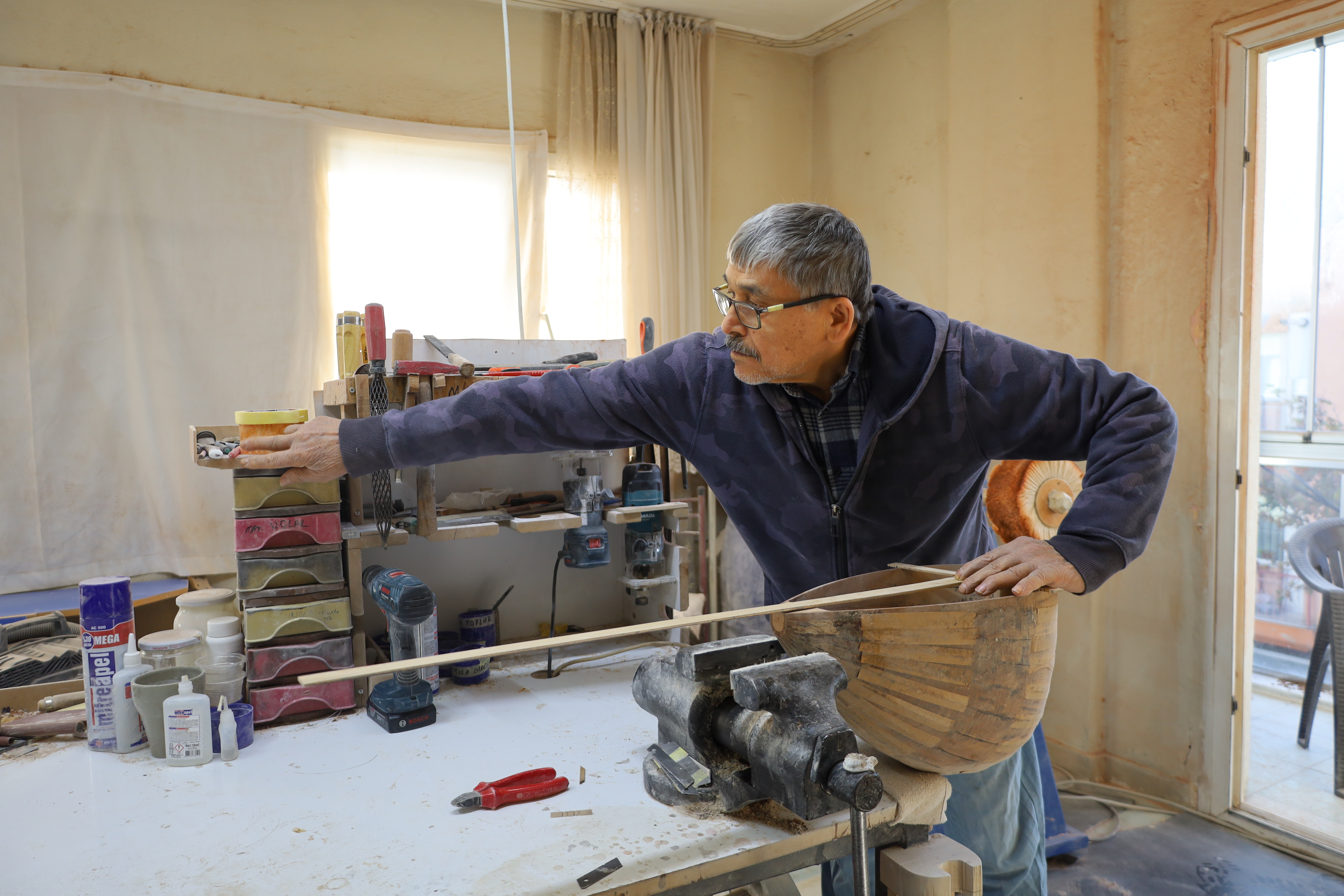 Turgutlu’da 45 Yıllık Bağlama Ustası, Sanatını Kızıyla Geleceğe Taşıyor