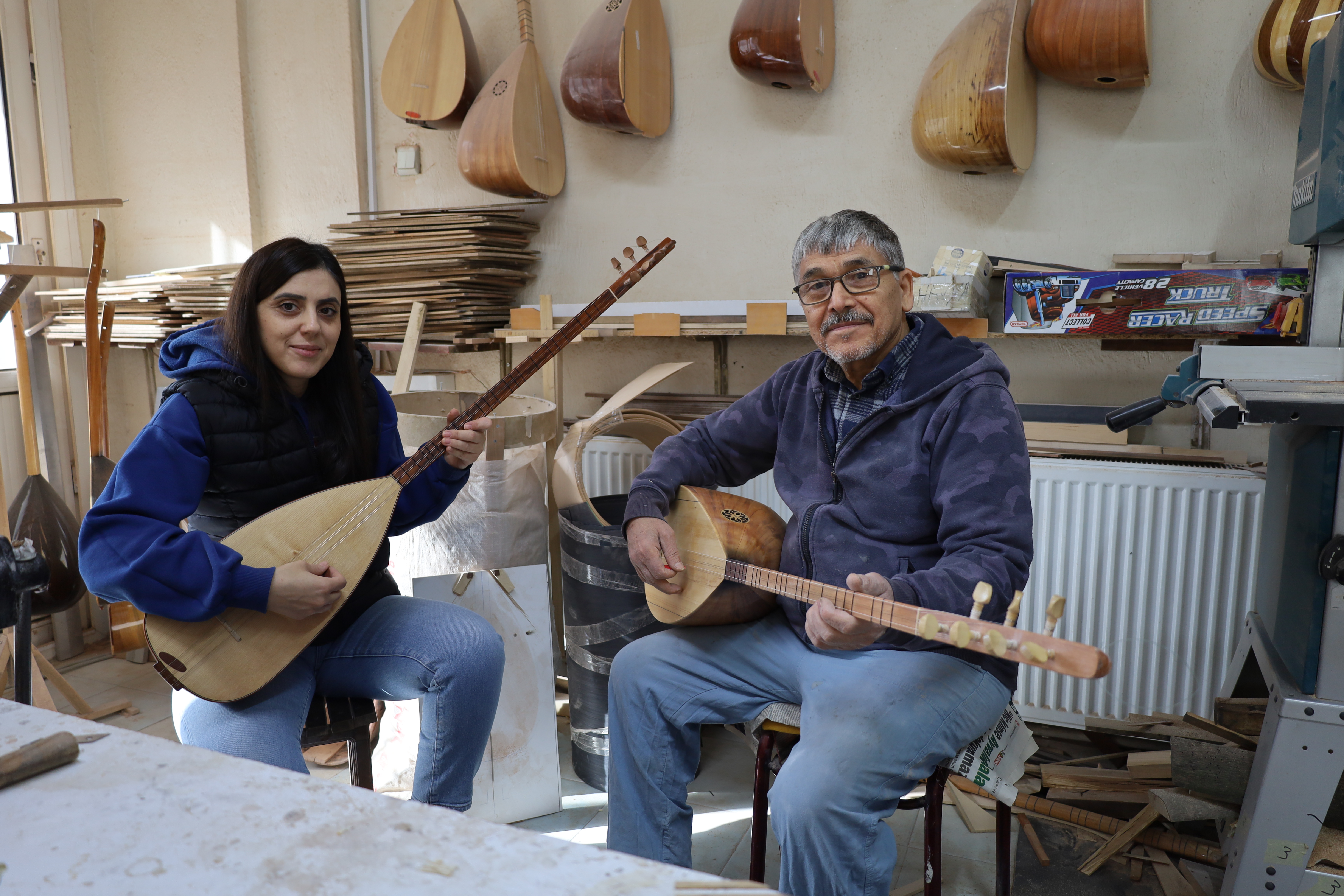 Turgutlu’da 45 Yıllık Bağlama Ustası, Sanatını Kızıyla Geleceğe Taşıyor