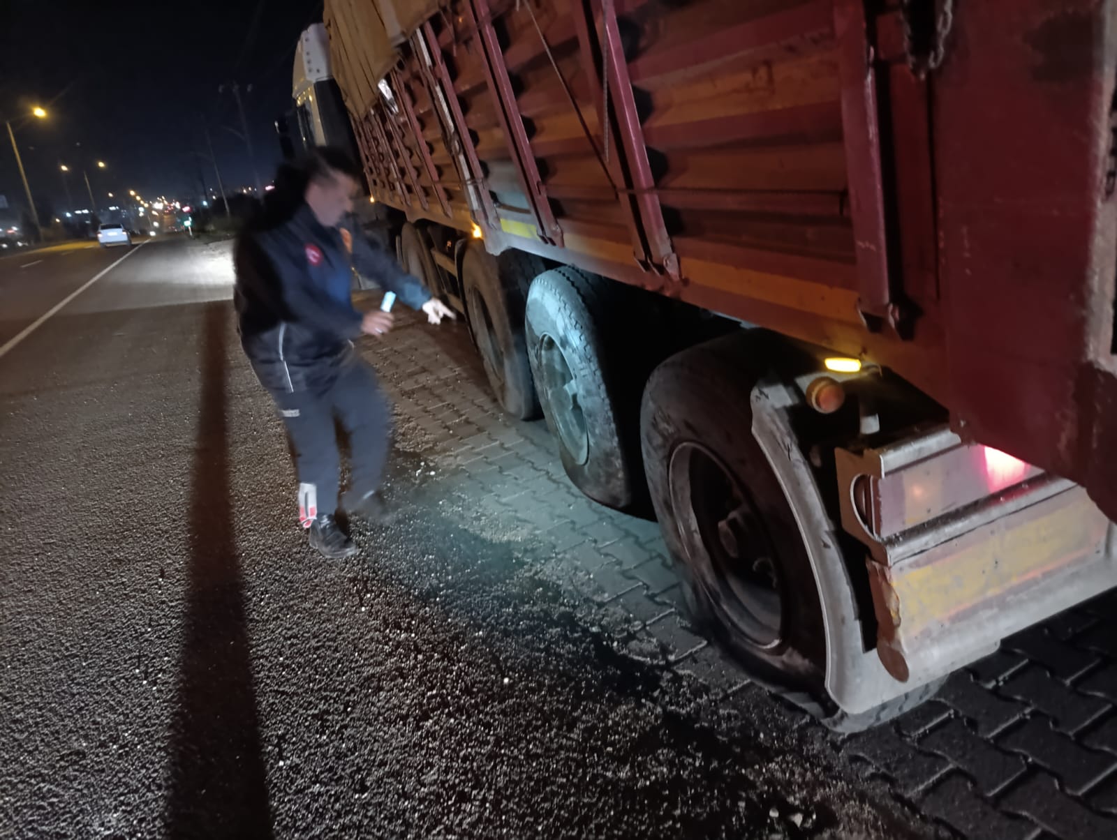 Turgutlu’da feci kaza! Otomobil TIR’a çarptı: 1 ağır yaralı