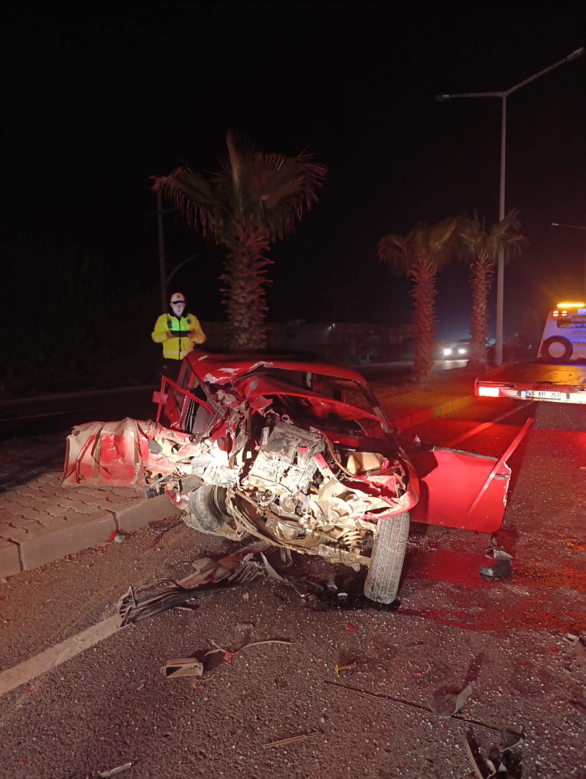 Turgutlu’da feci kaza! Otomobil TIR’a çarptı: 1 ağır yaralı