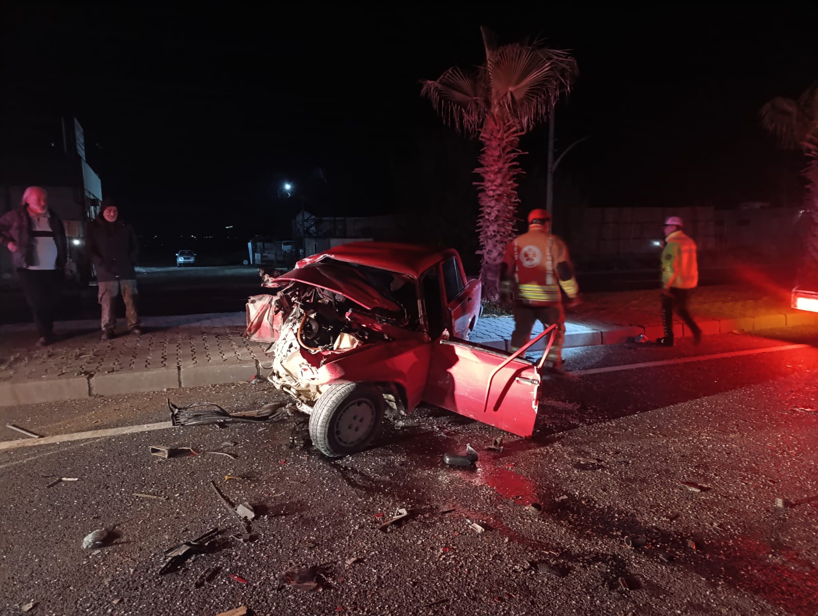 Turgutlu’da feci kaza! Otomobil TIR’a çarptı: 1 ağır yaralı