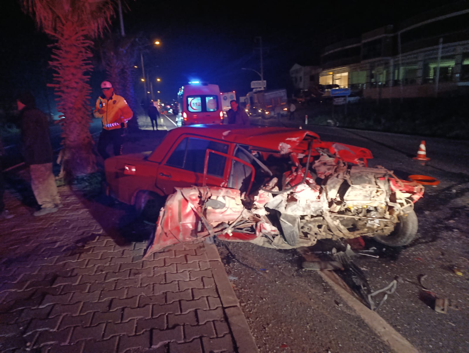 Turgutlu’da feci kaza! Otomobil TIR’a çarptı: 1 ağır yaralı