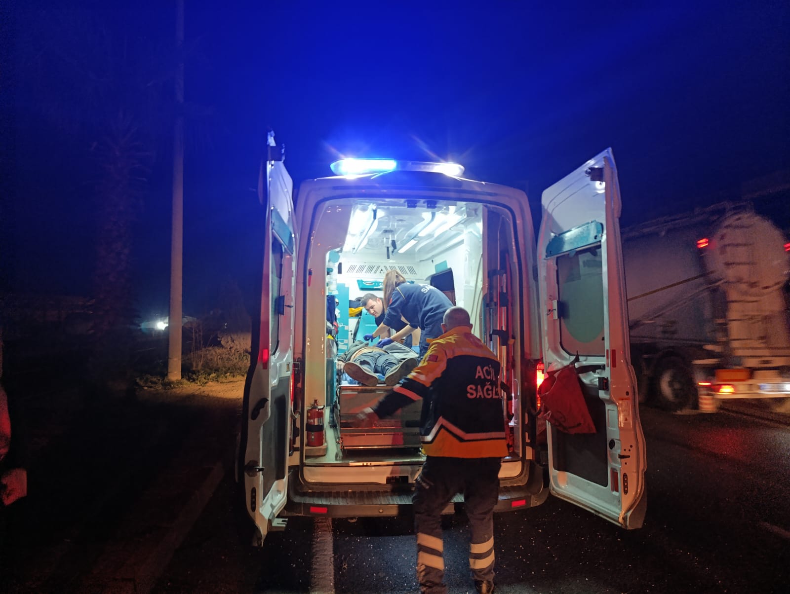 Turgutlu’da feci kaza! Otomobil TIR’a çarptı: 1 ağır yaralı