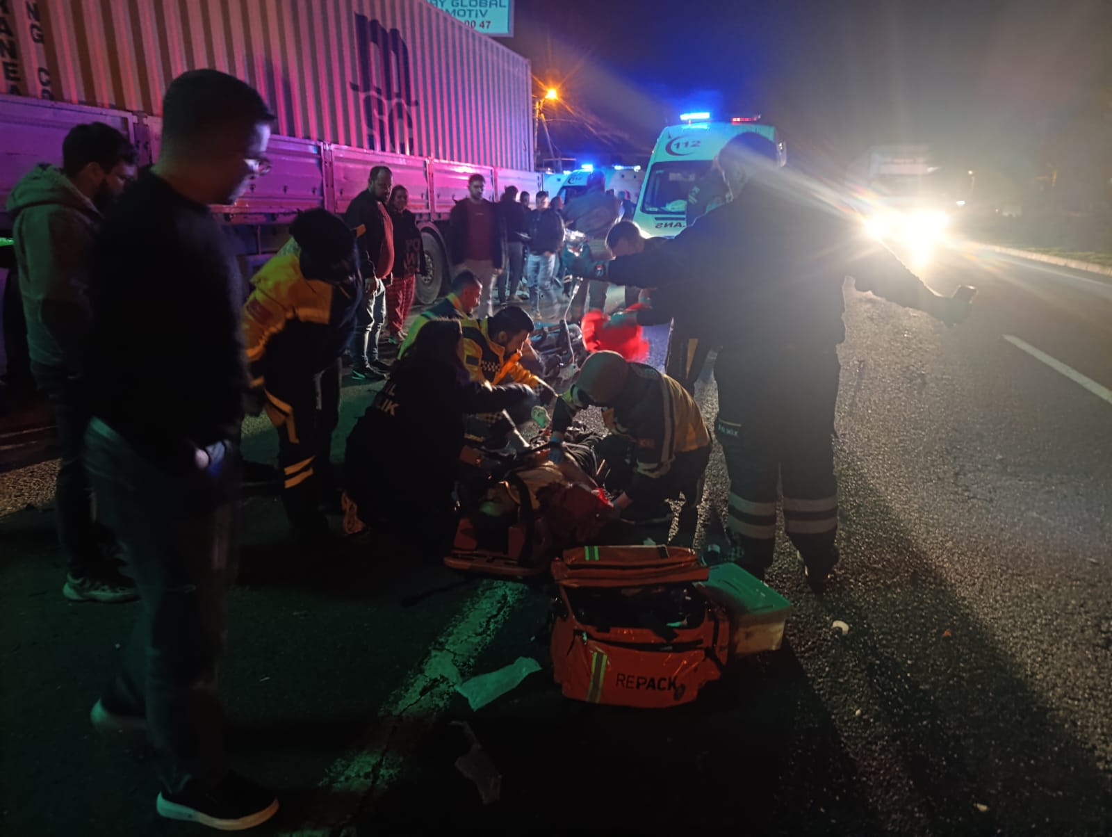 1’i ağır 3 yaralı! Yine TIR, yine otomobil!