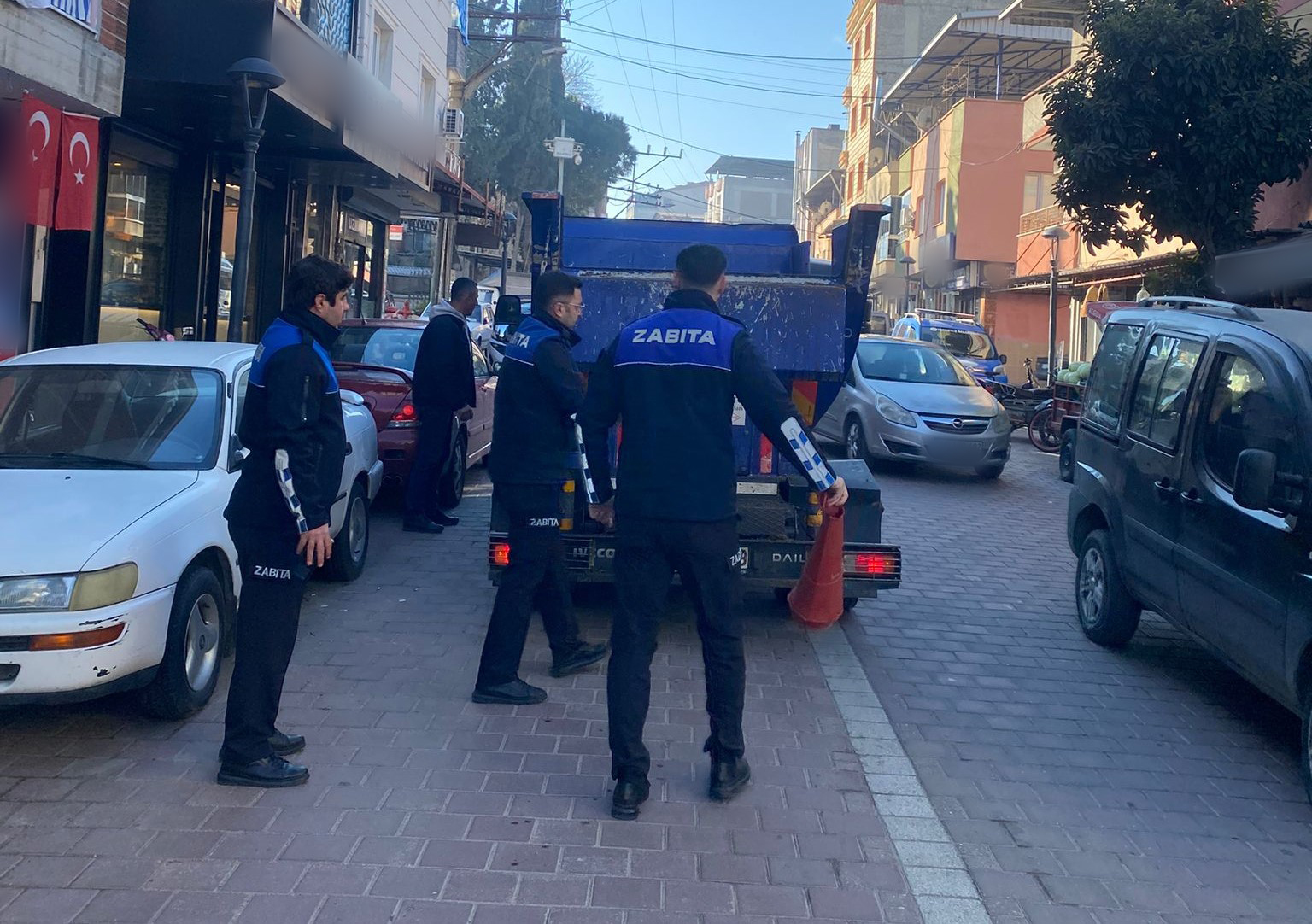 Turgutlu'da zabıta tek tek topladı!