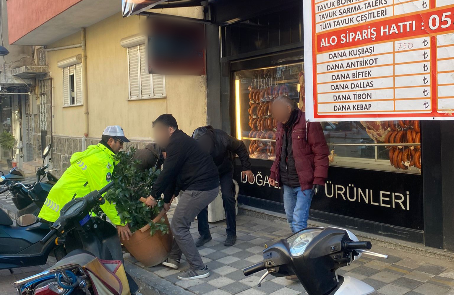 Turgutlu'da zabıta tek tek topladı!