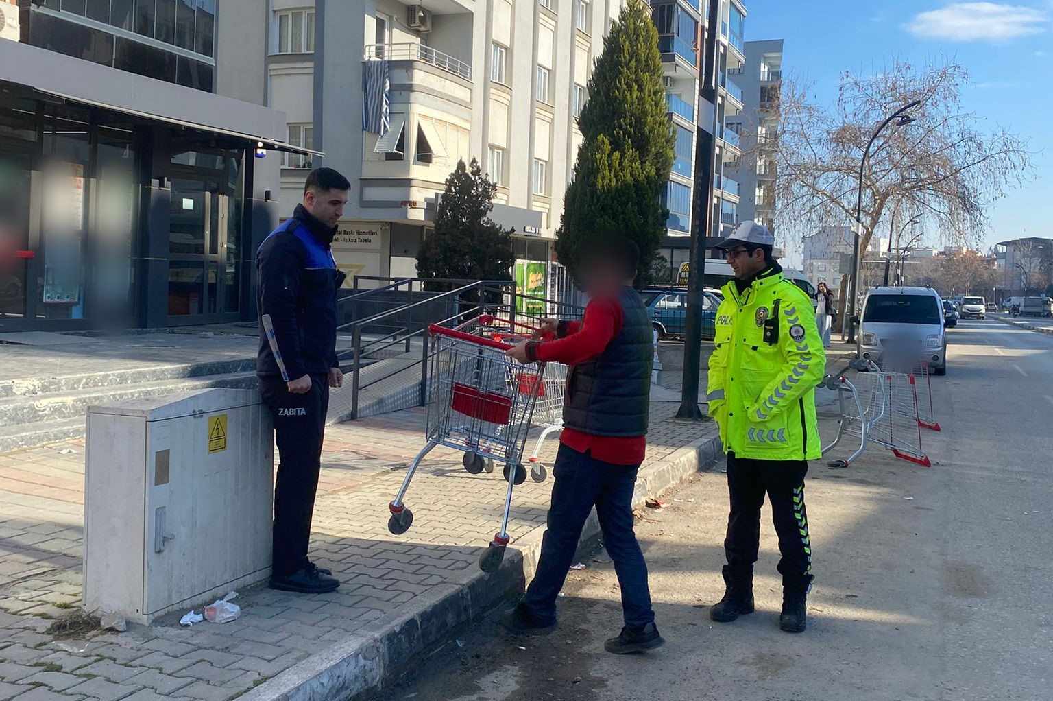 Turgutlu'da zabıta tek tek topladı!