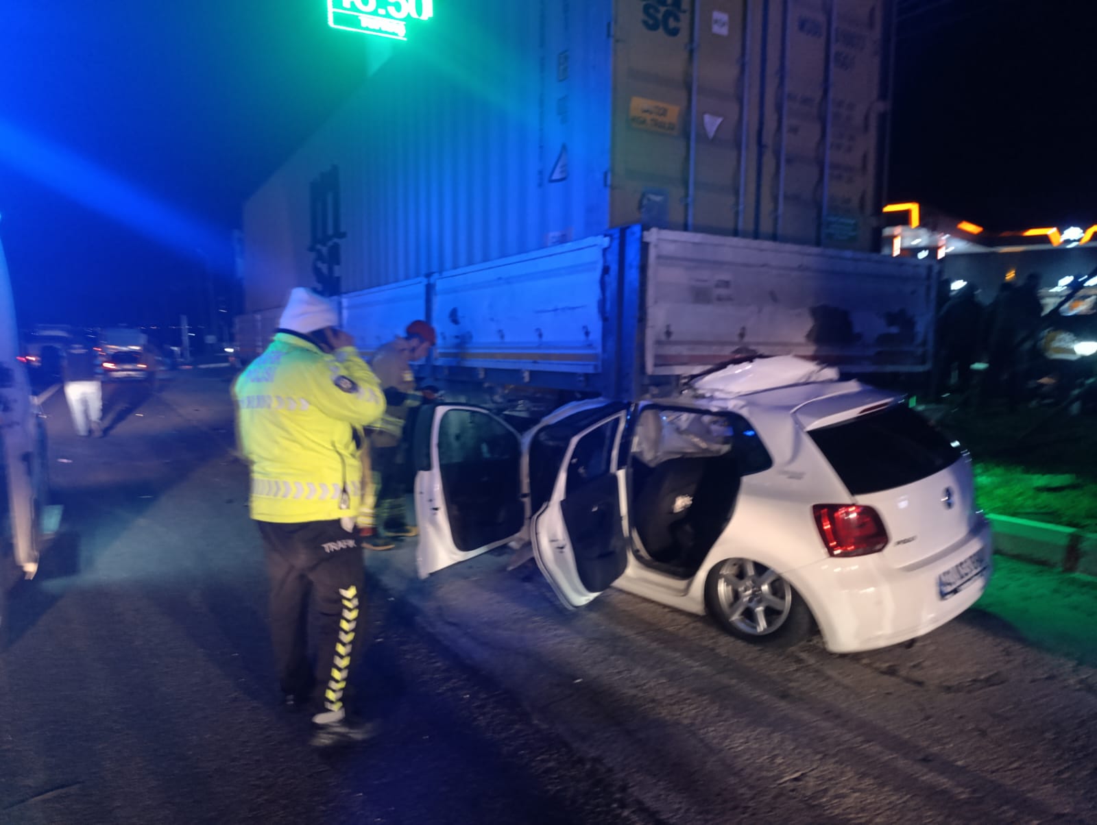 1’i ağır 3 yaralı! Yine TIR, yine otomobil!