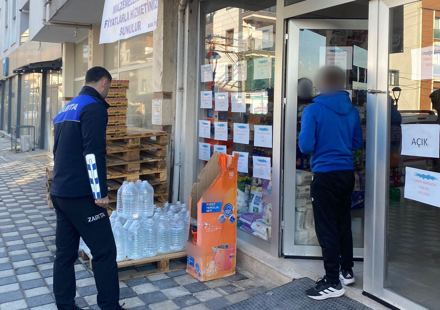 Turgutlu'da zabıta tek tek topladı!