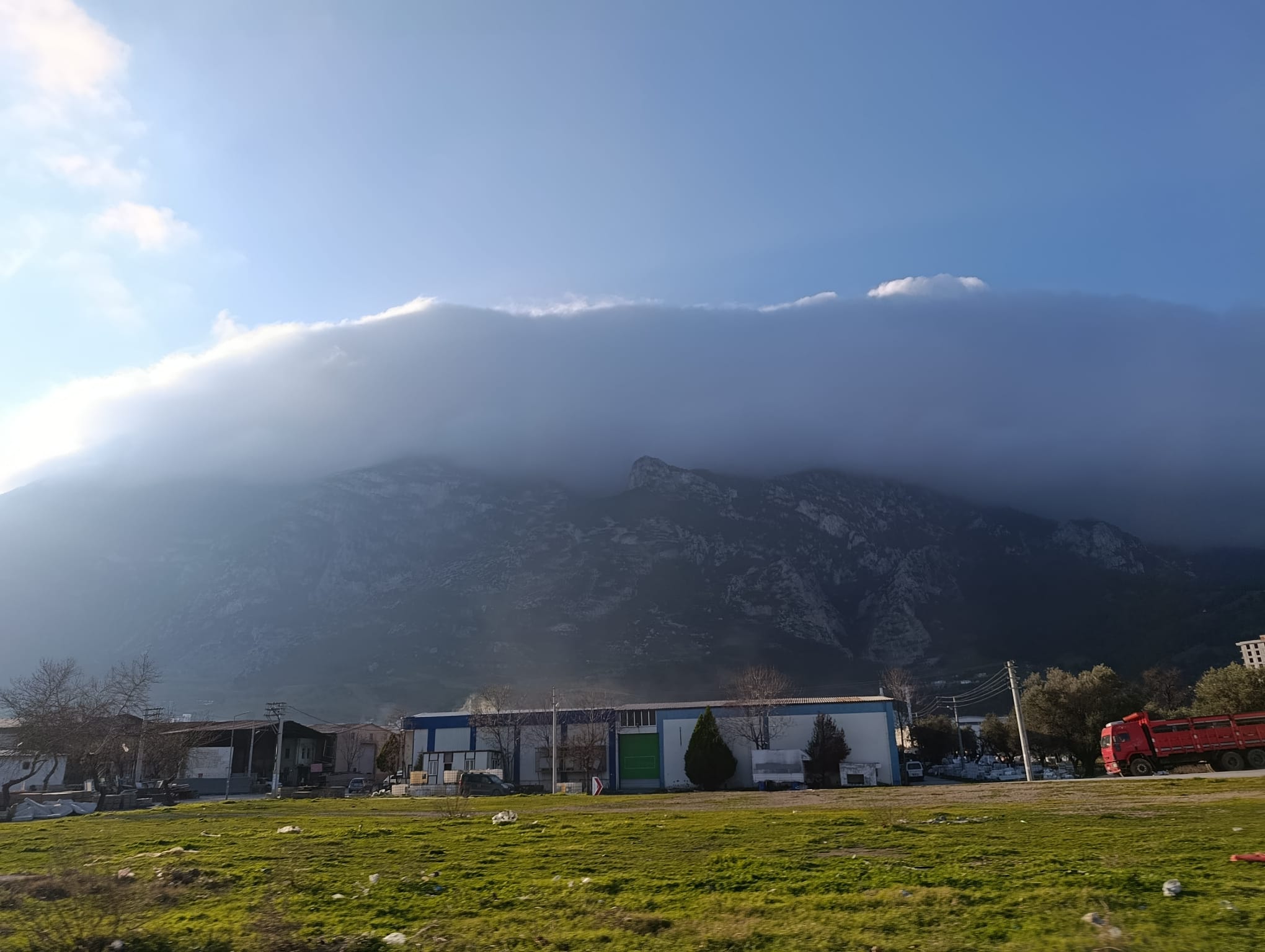 Spil Dağı Zirvesi Bulutlarla Kaplandı, Ortaya Eşsiz Manzara Çıktı