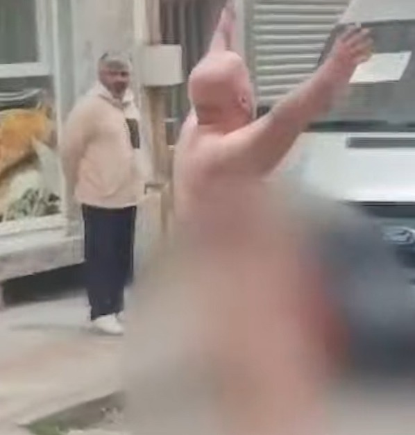 Adres farklı, olay aynı: Bir çıplak dolaşma vakası daha!