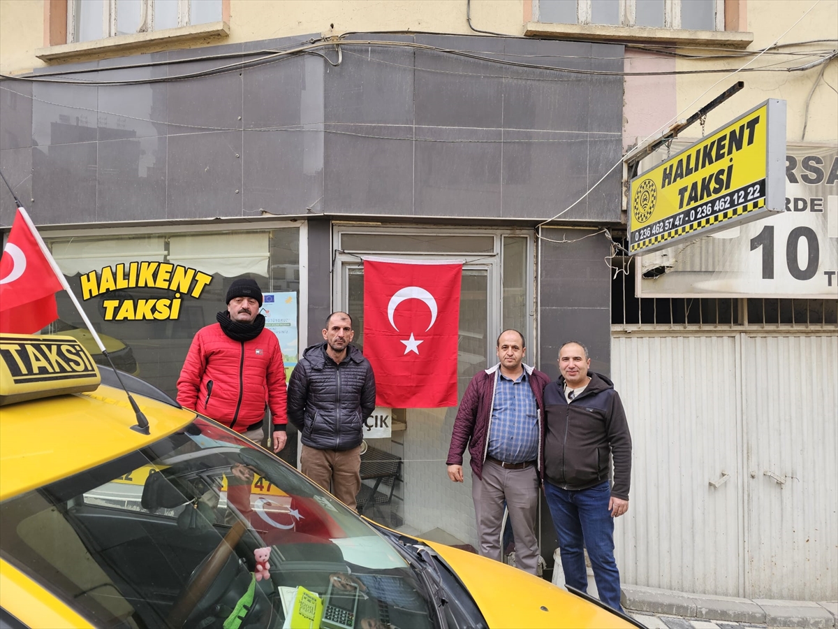 Taksicilerden Türk bayrağına saldırıya tepki!