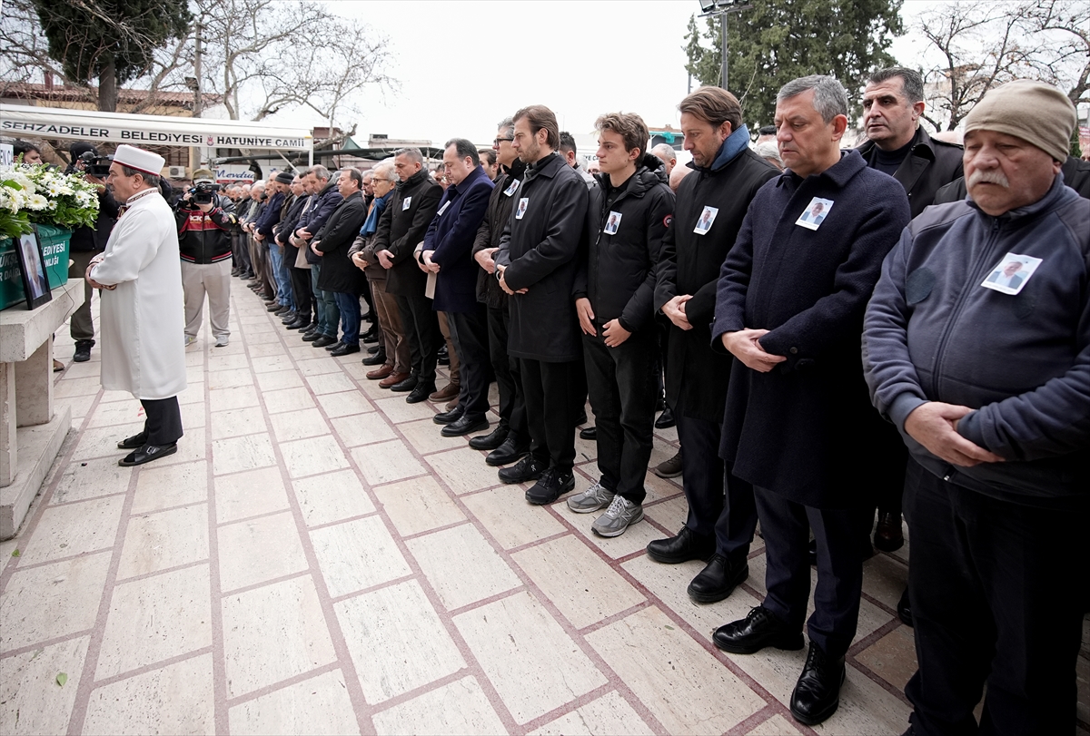 CHP Genel Başkanı Özel, Manisa'da cenaze törenine katıldı