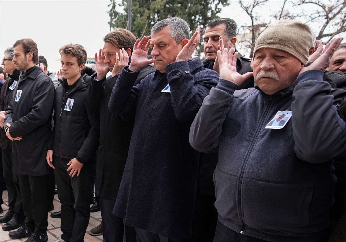 CHP Genel Başkanı Özel, Manisa'da cenaze törenine katıldı