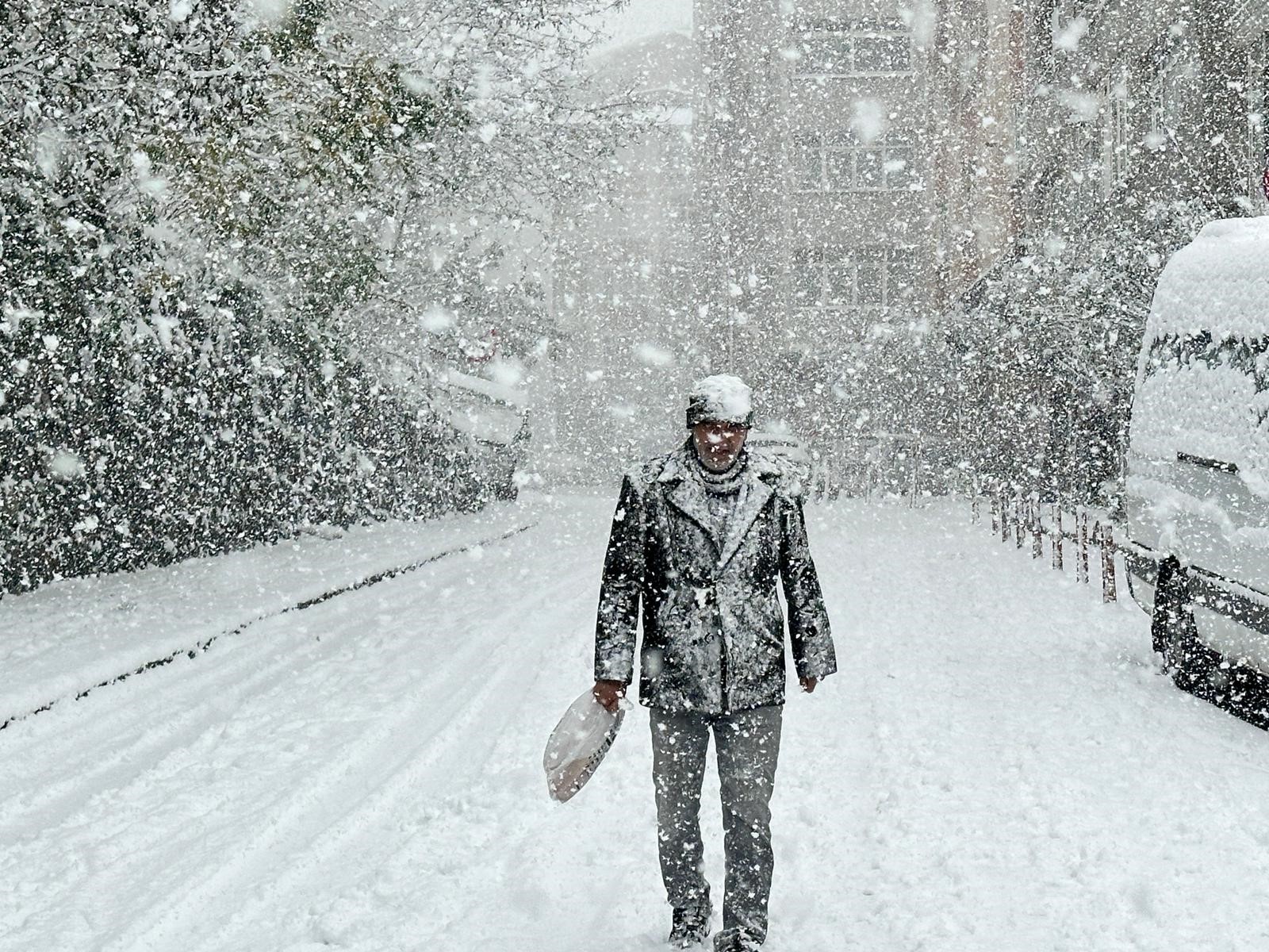 Türkiye Kara Teslim: Okullar Tatil Edildi, Yollar Kapandı!