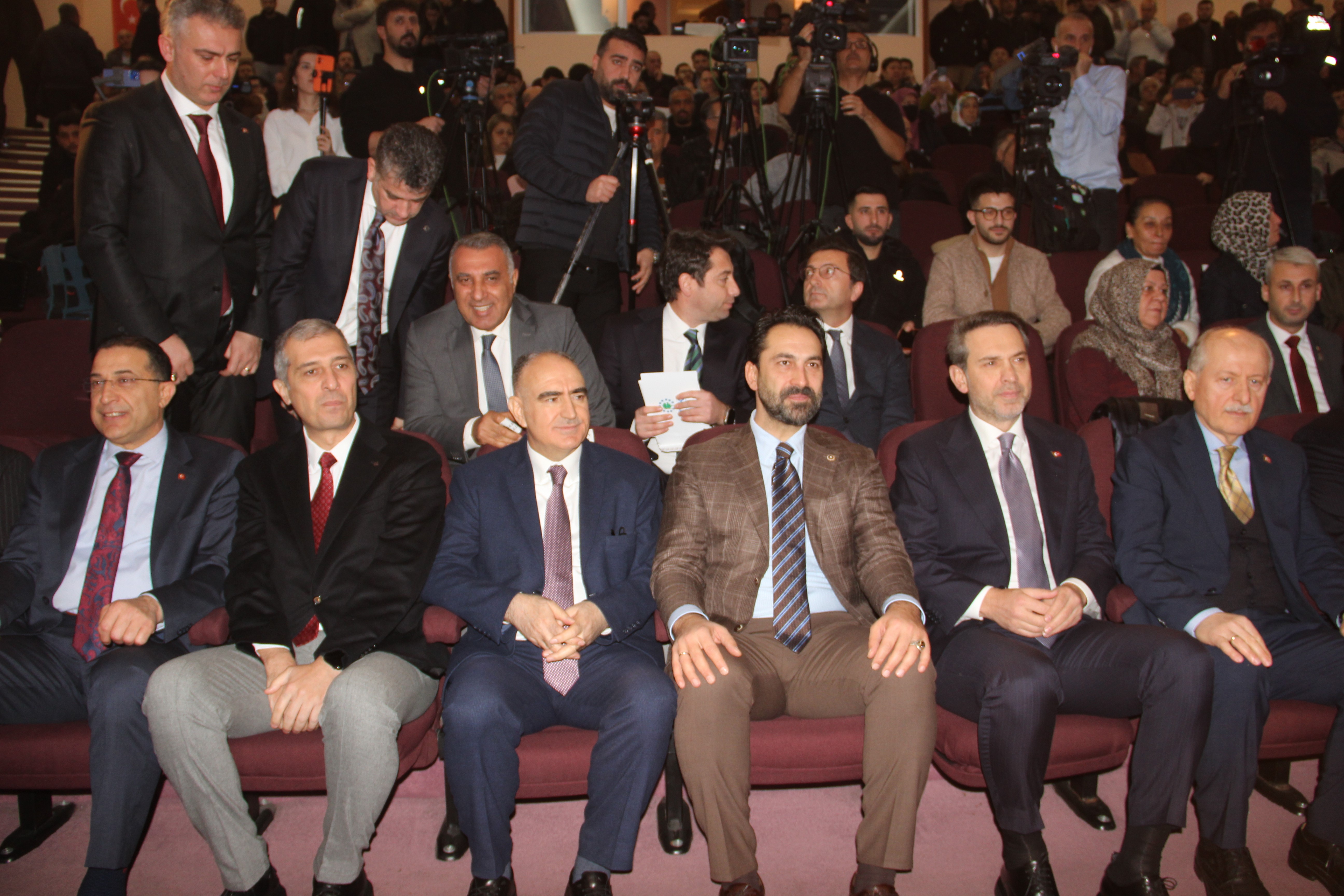 Bakan Bayraktar Manisa'da konuştu: "2028'de 17 milyon haneye kendi doğal gazımızı vereceğiz"