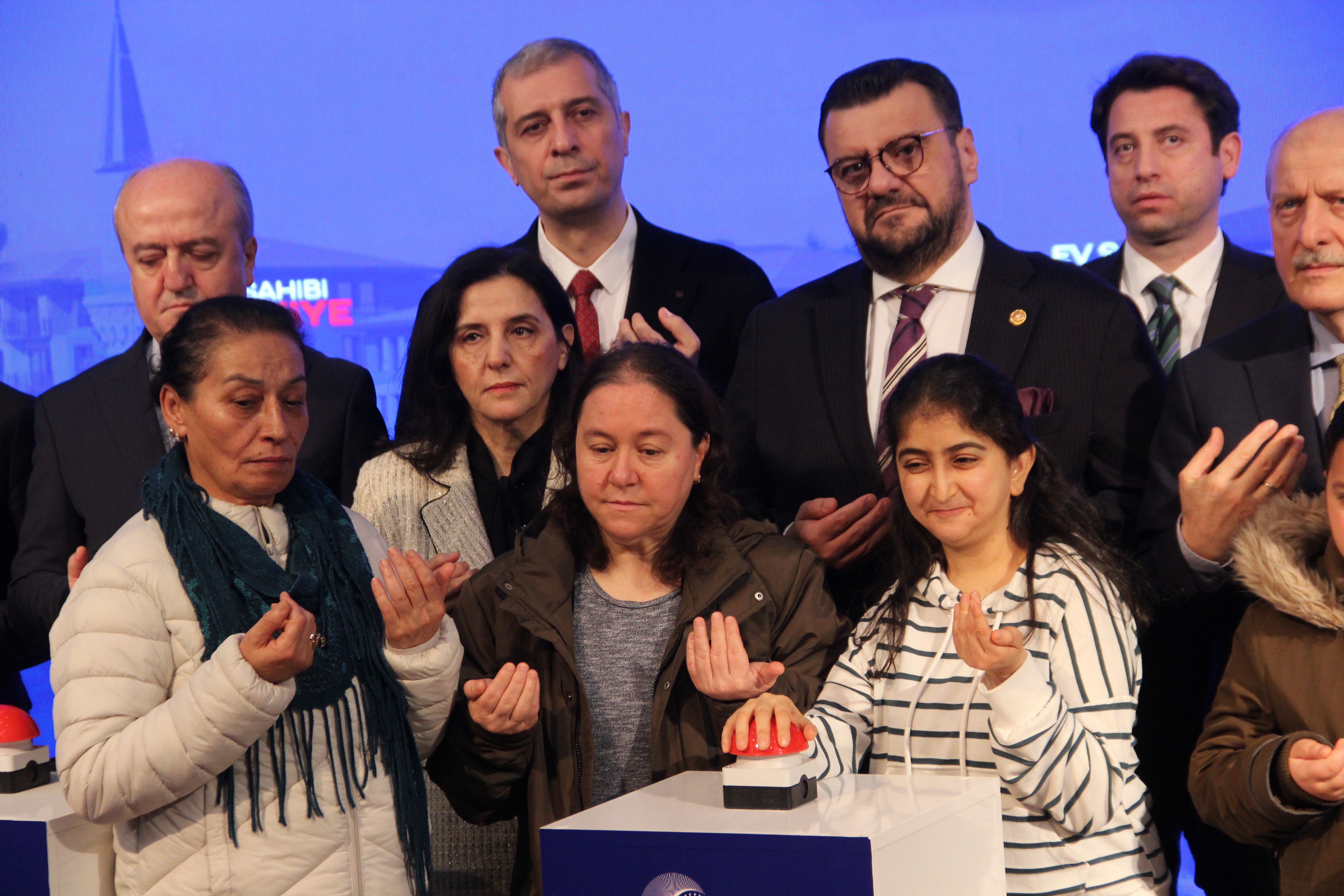 Bakan Bayraktar Manisa'da konuştu: "2028'de 17 milyon haneye kendi doğal gazımızı vereceğiz"